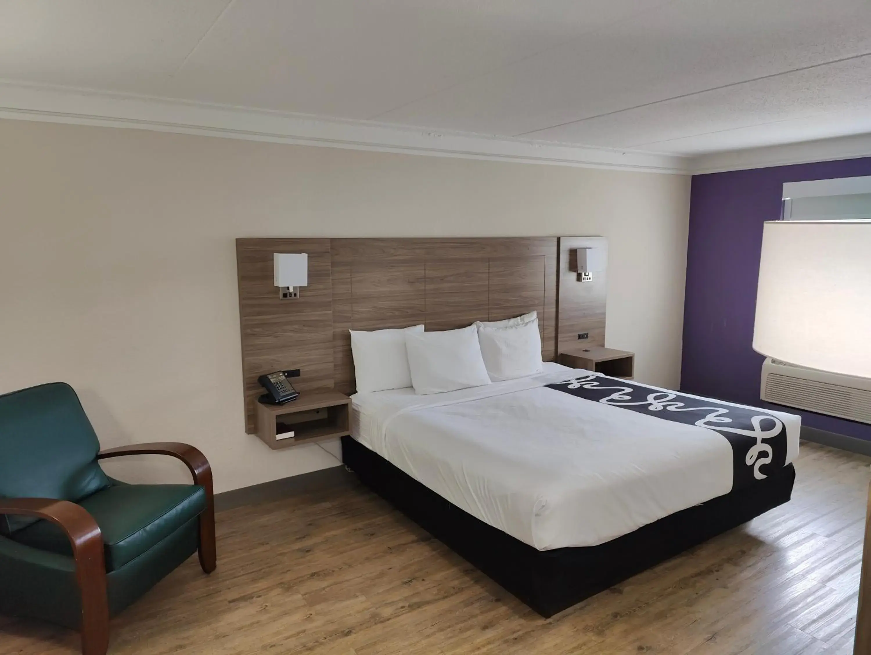 Bed in La Quinta Inn & Suites by Wyndham Kansas City Lenexa