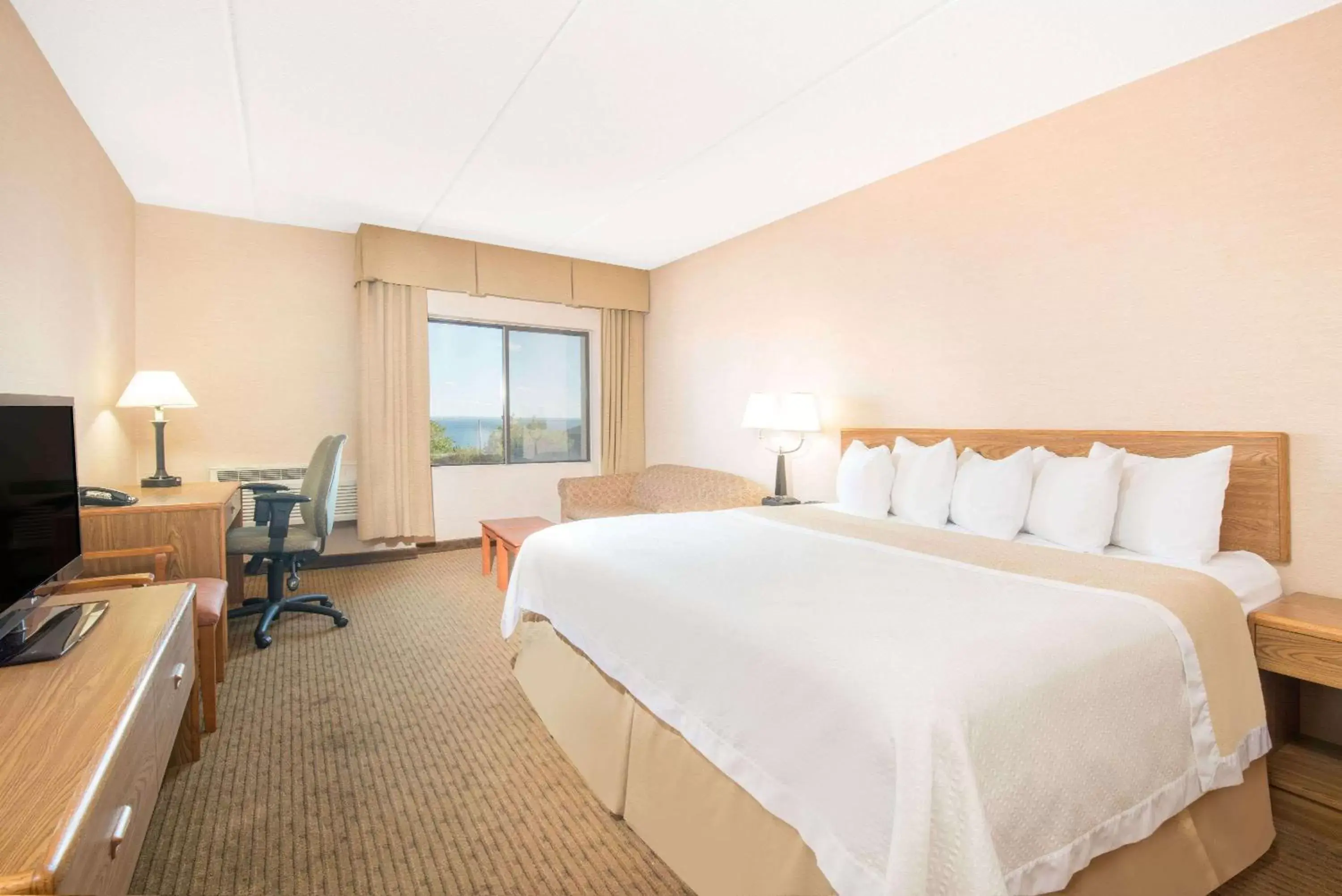 Photo of the whole room in Days Inn by Wyndham Duluth Lakewalk