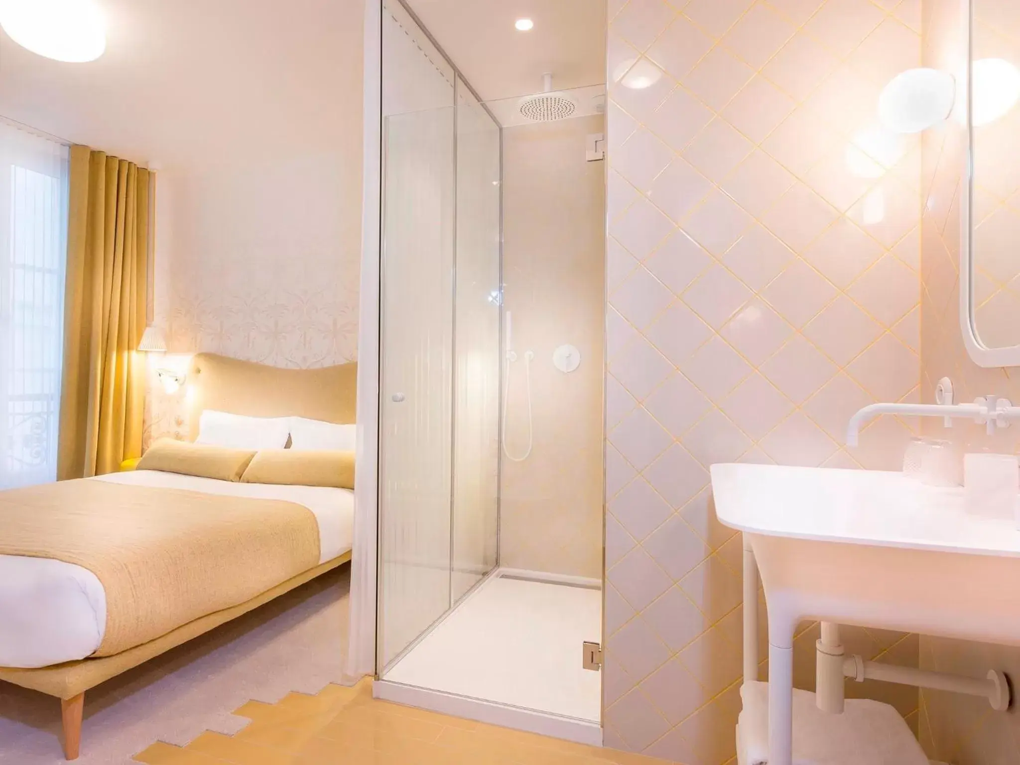 Photo of the whole room, Bathroom in Hotel le Lapin Blanc