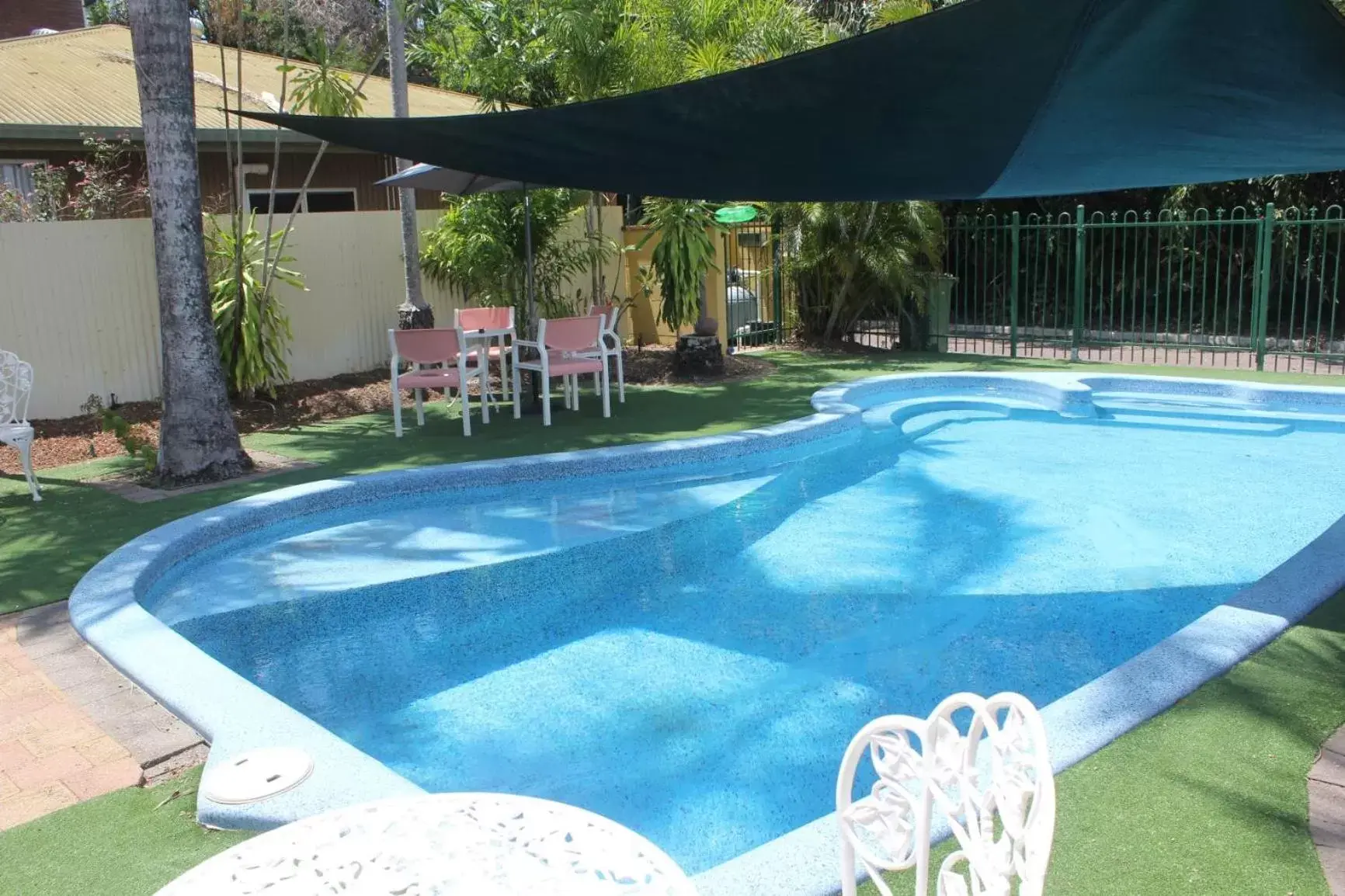 Swimming Pool in Paravista Motel