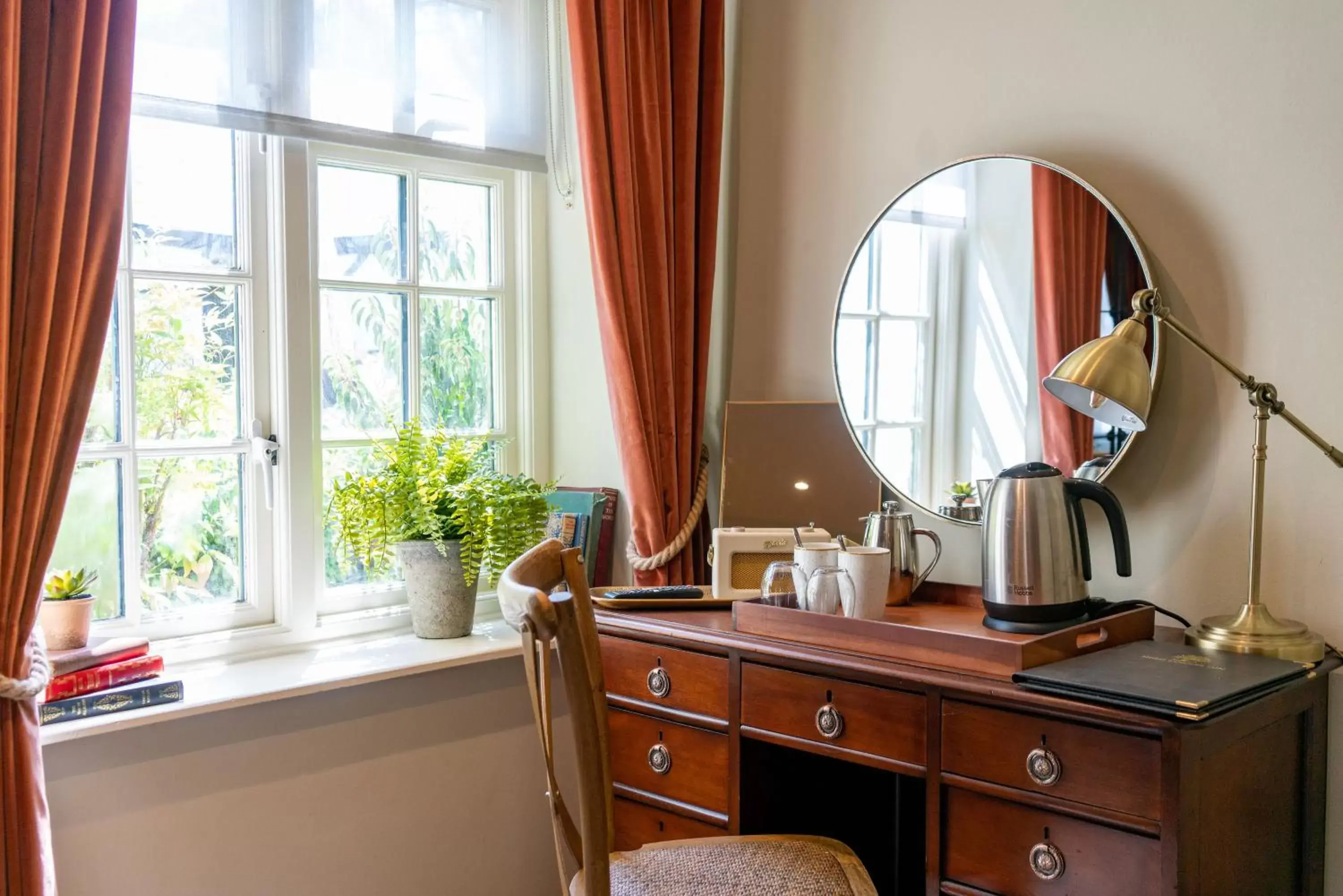 Coffee/tea facilities in High Corner Inn