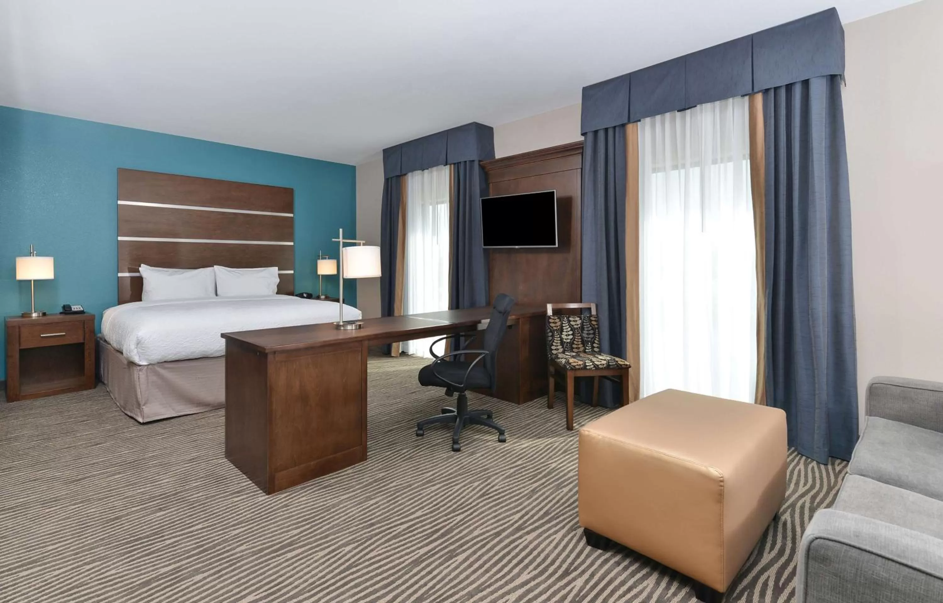 Bedroom, Bed in Hampton Inn &amp; Suites Des Moines Downtown
