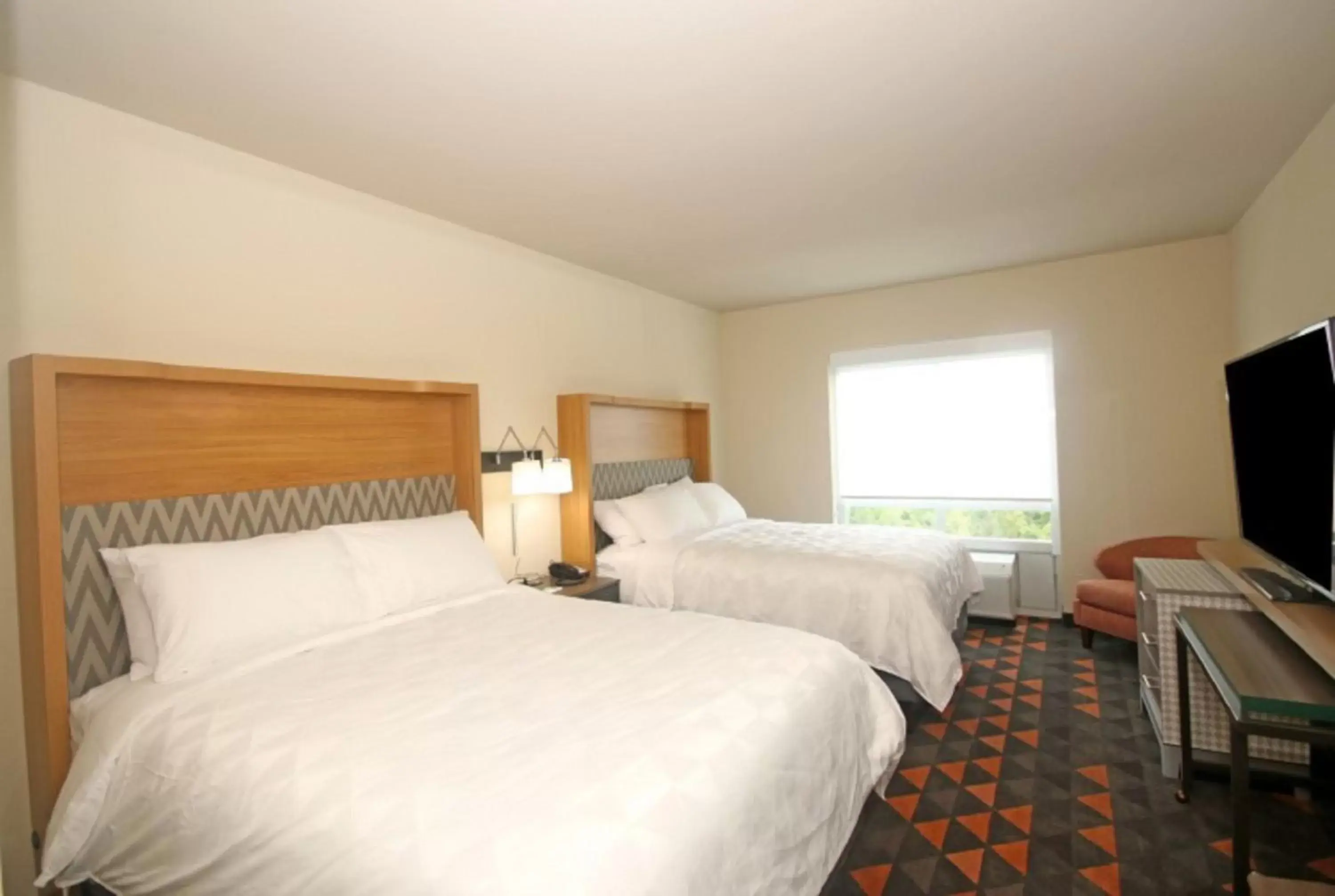 Photo of the whole room, Bed in Holiday Inn & Suites - Fayetteville W-Fort Bragg Area, an IHG Hotel