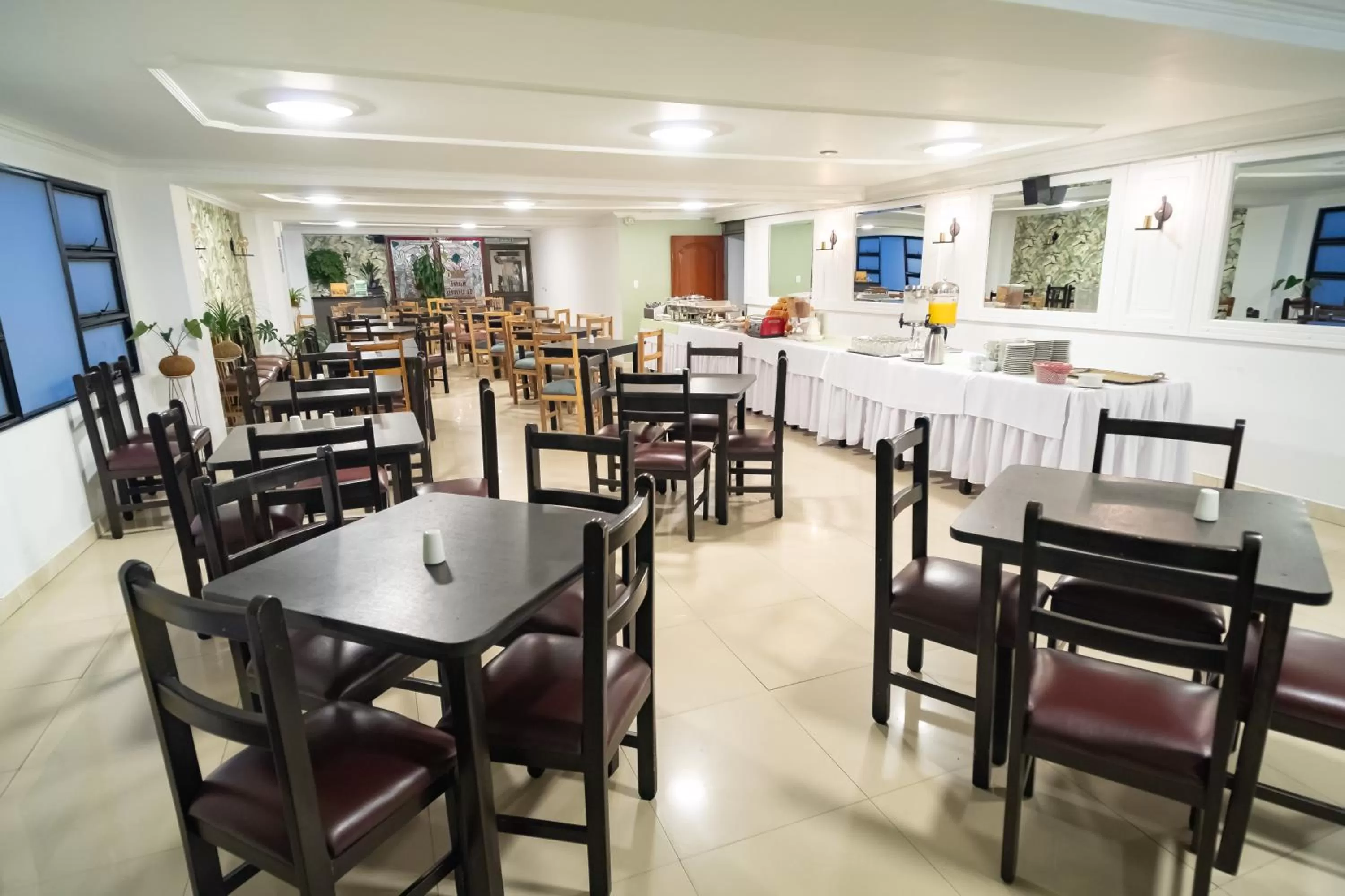 Restaurant/places to eat in Hotel Virrey Central