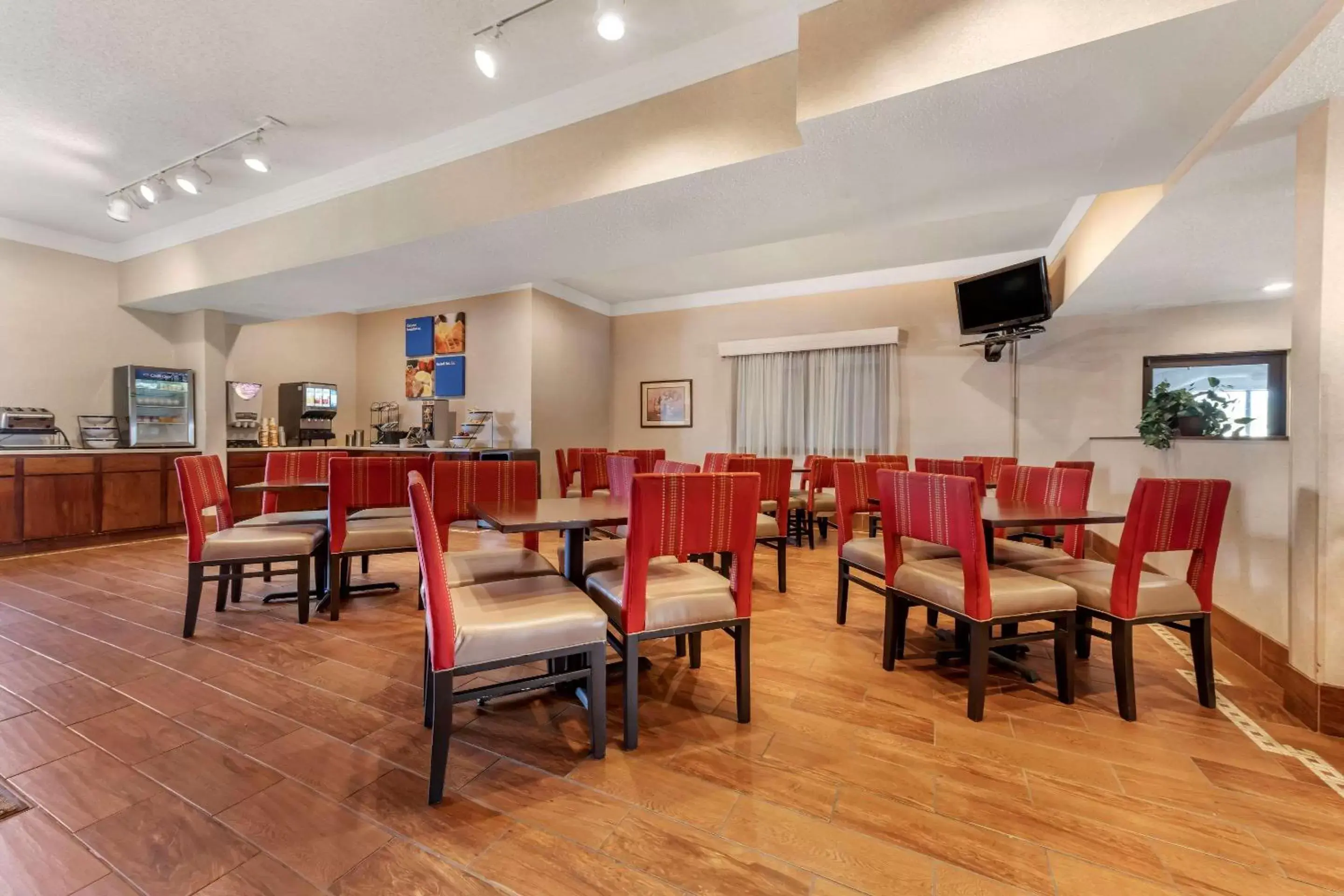 Restaurant/Places to Eat in Comfort Inn & Suites Streetsboro - Kent