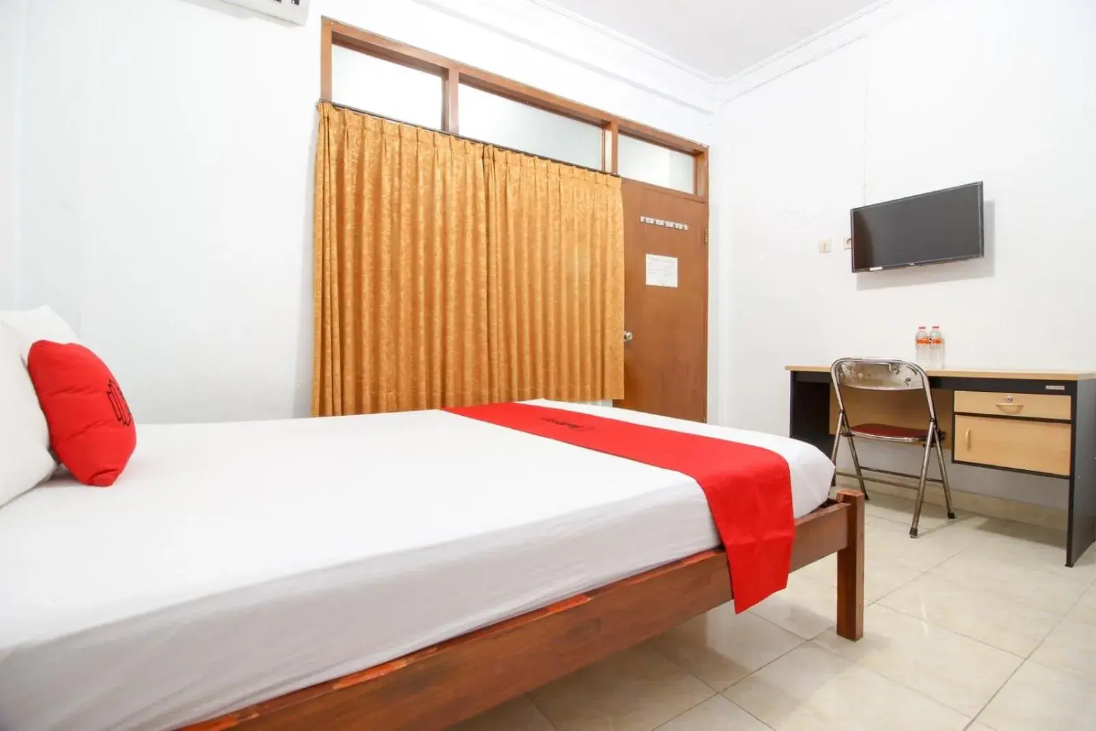 Bedroom, Bed in RedDoorz Plus near Alun Alun Selatan