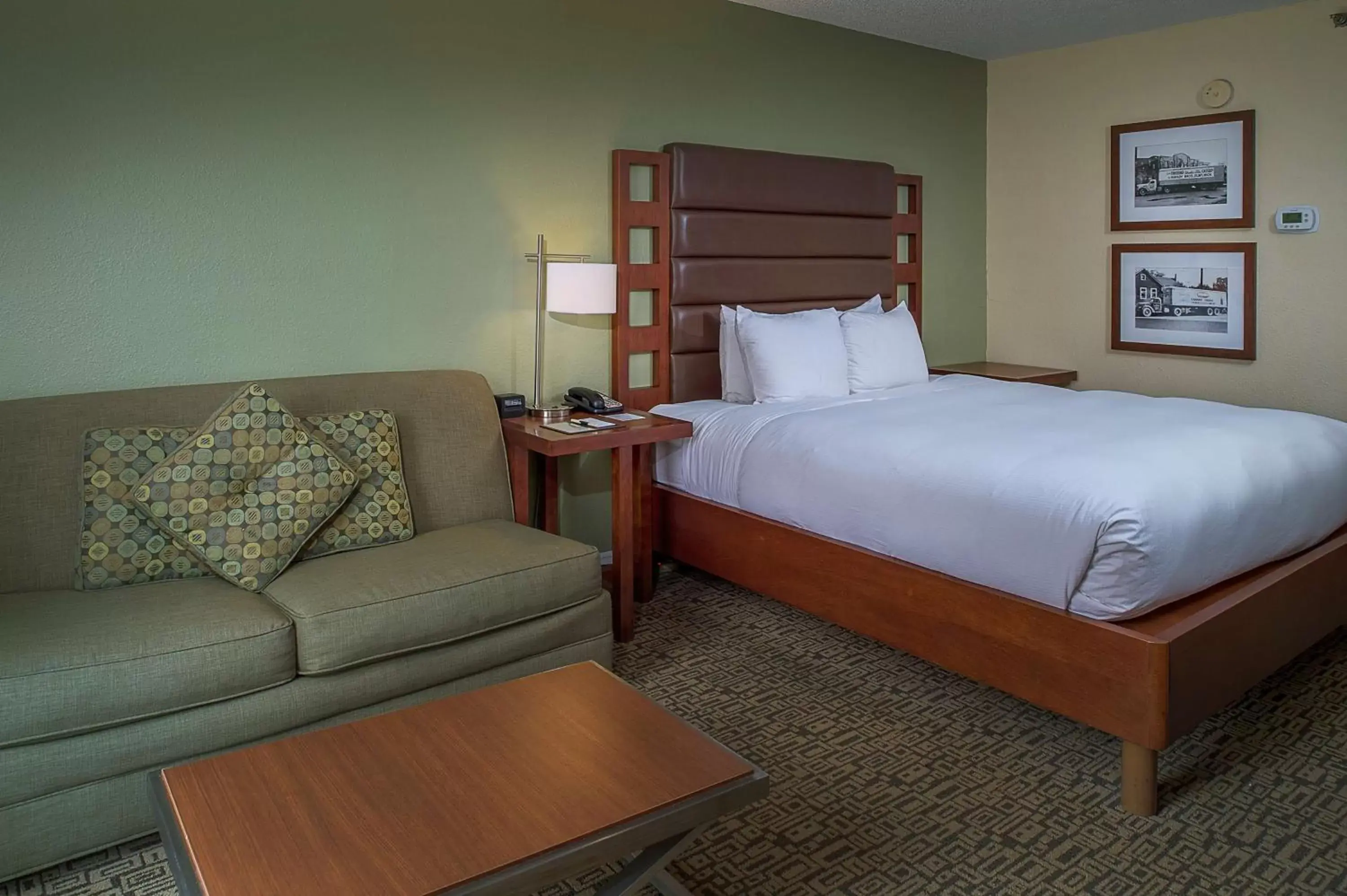 Living room, Bed in DoubleTree by Hilton Collinsville/St.Louis
