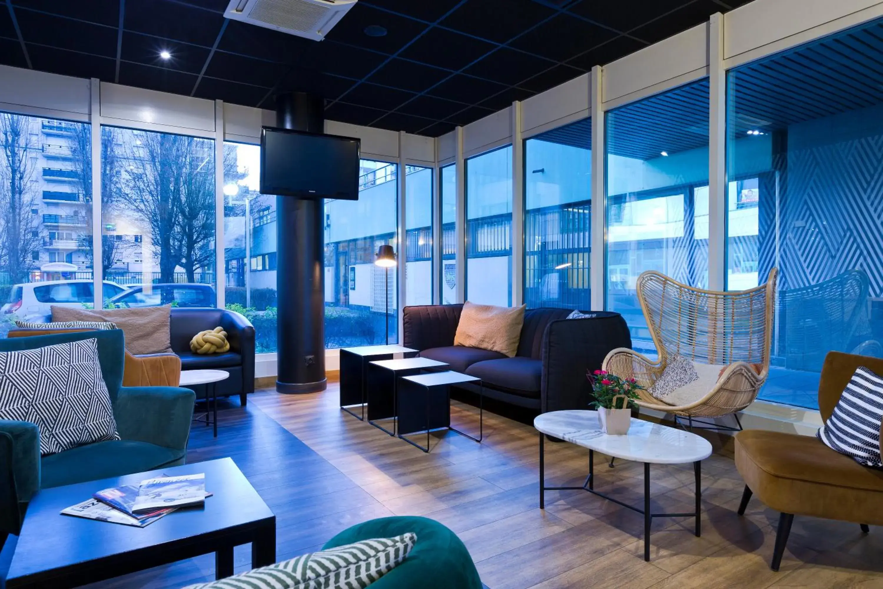 Lounge or bar in ibis Styles Massy Opéra Lounge or bar in ibis Styles Massy Opéra