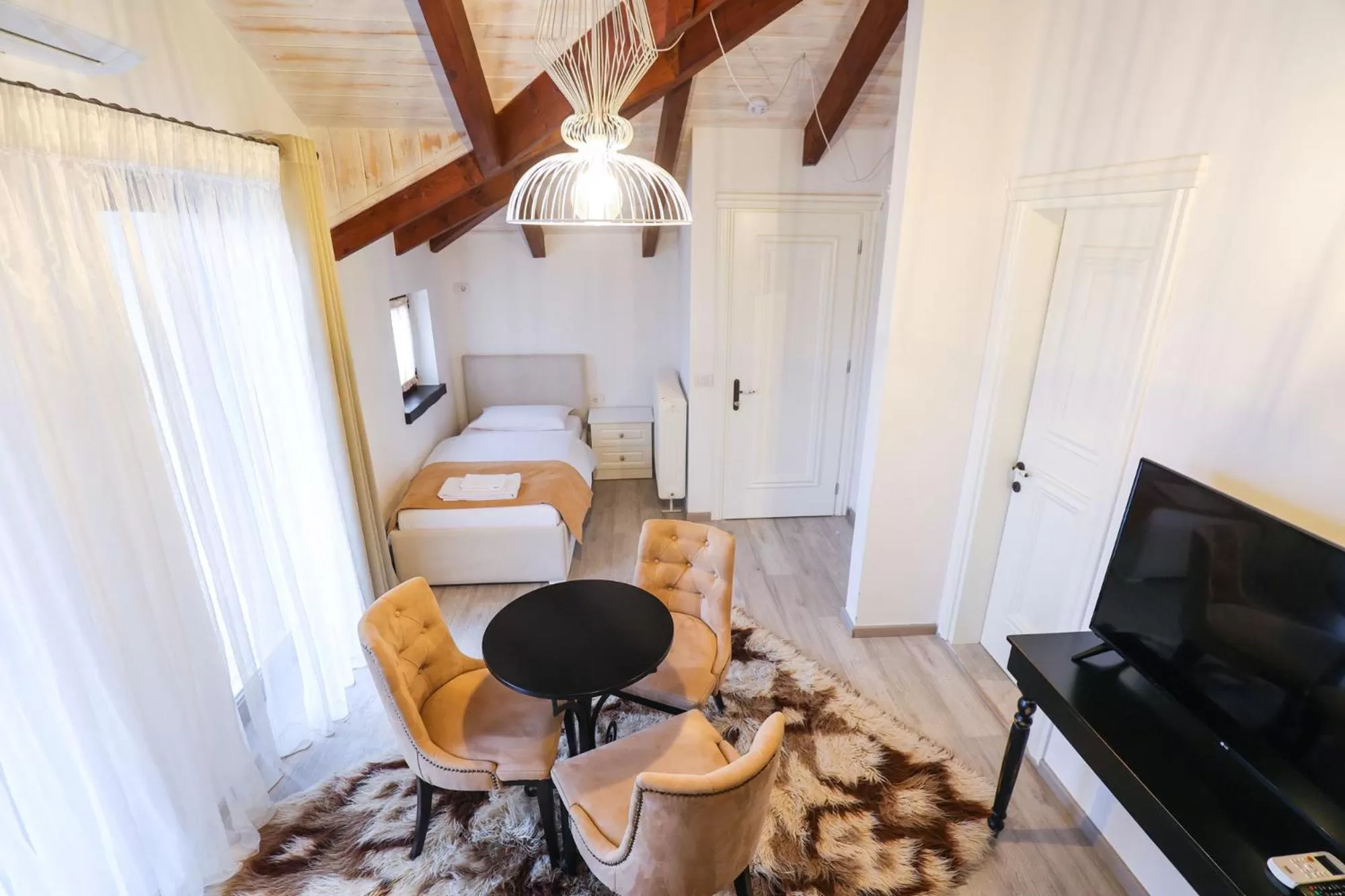 Photo of the whole room in Bujtina Oxhaku