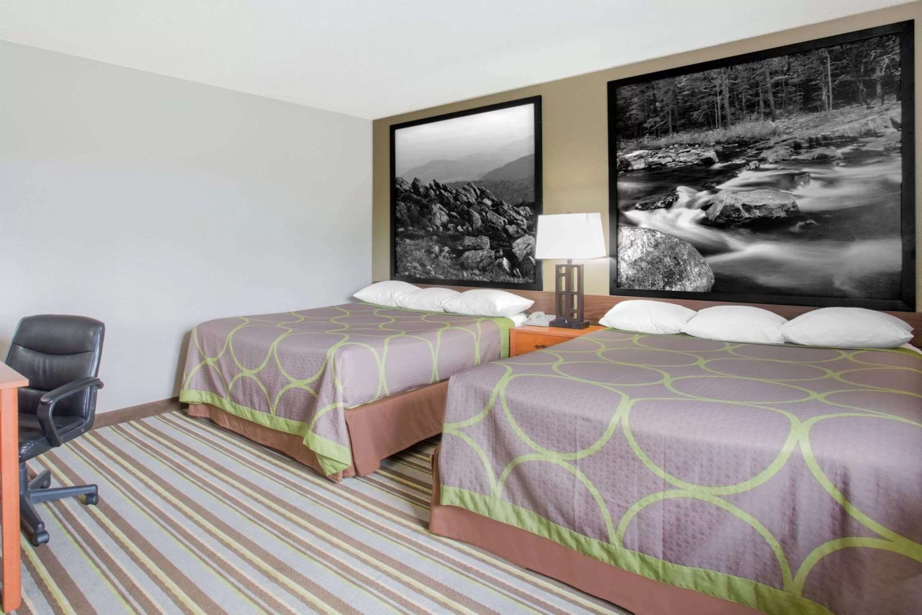 Photo of the whole room, Bed in Super 8 by Wyndham Abingdon VA