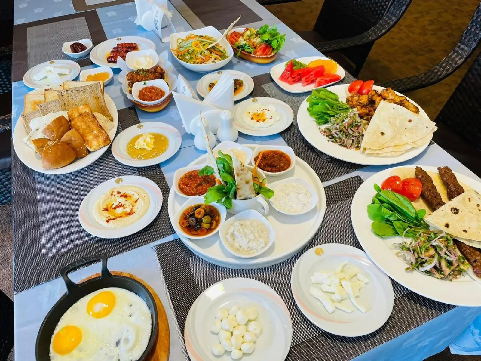 Food and drinks in Hamdan Plaza Hotel Salalah, an HTG Hotel