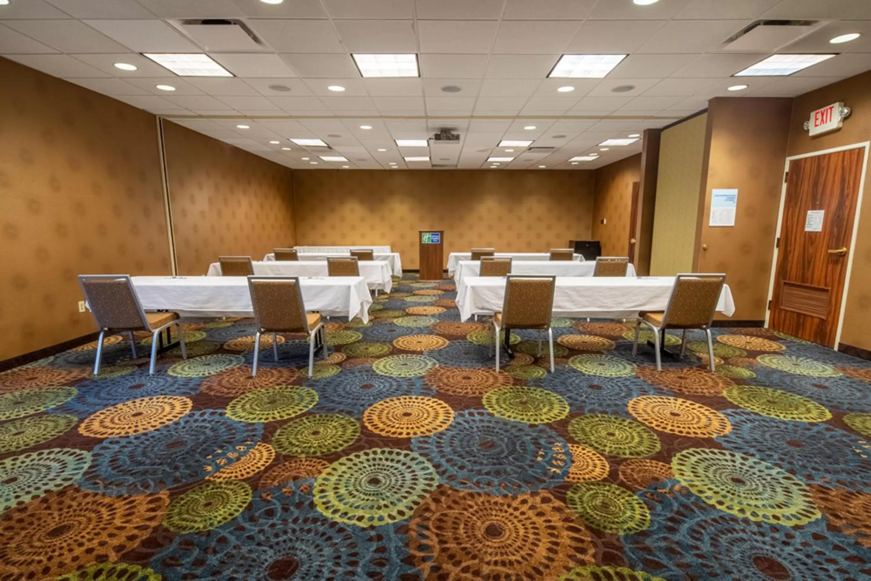 Meeting/conference room in Holiday Inn Express Hotel & Suites Pittsburgh Airport, an IHG Hotel