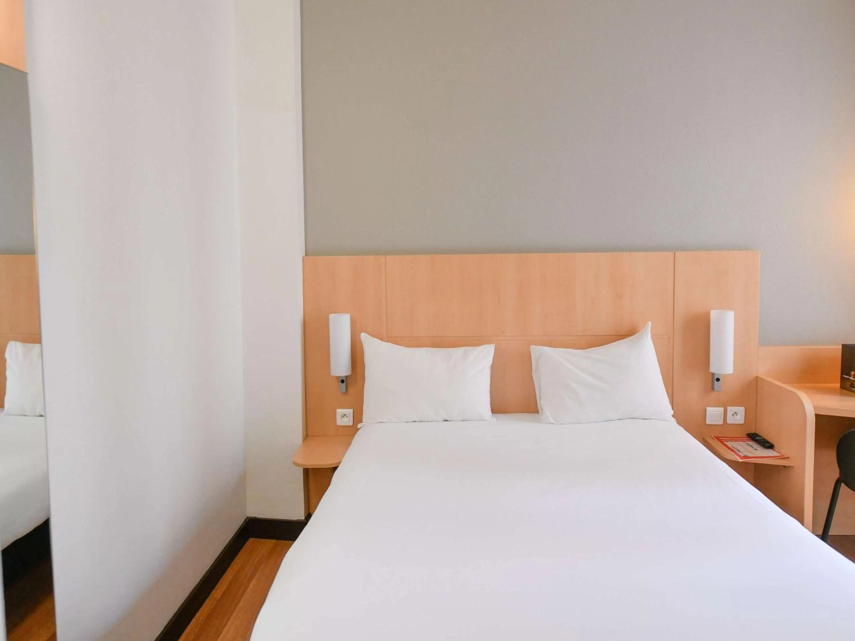 Bedroom, Bed in ibis Paris Opera La Fayette