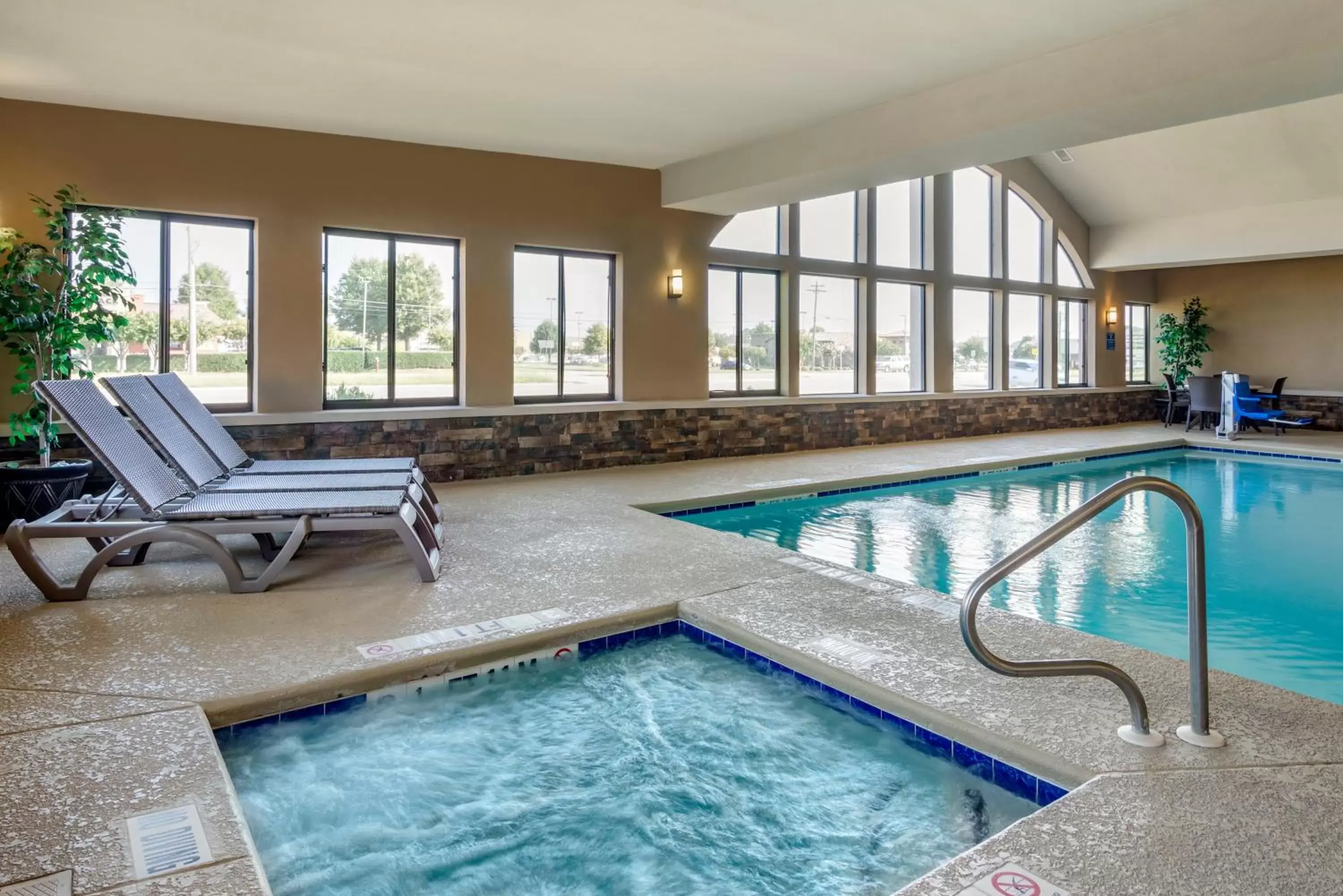Hot Tub, Swimming Pool in Comfort Suites near Robins Air Force Base