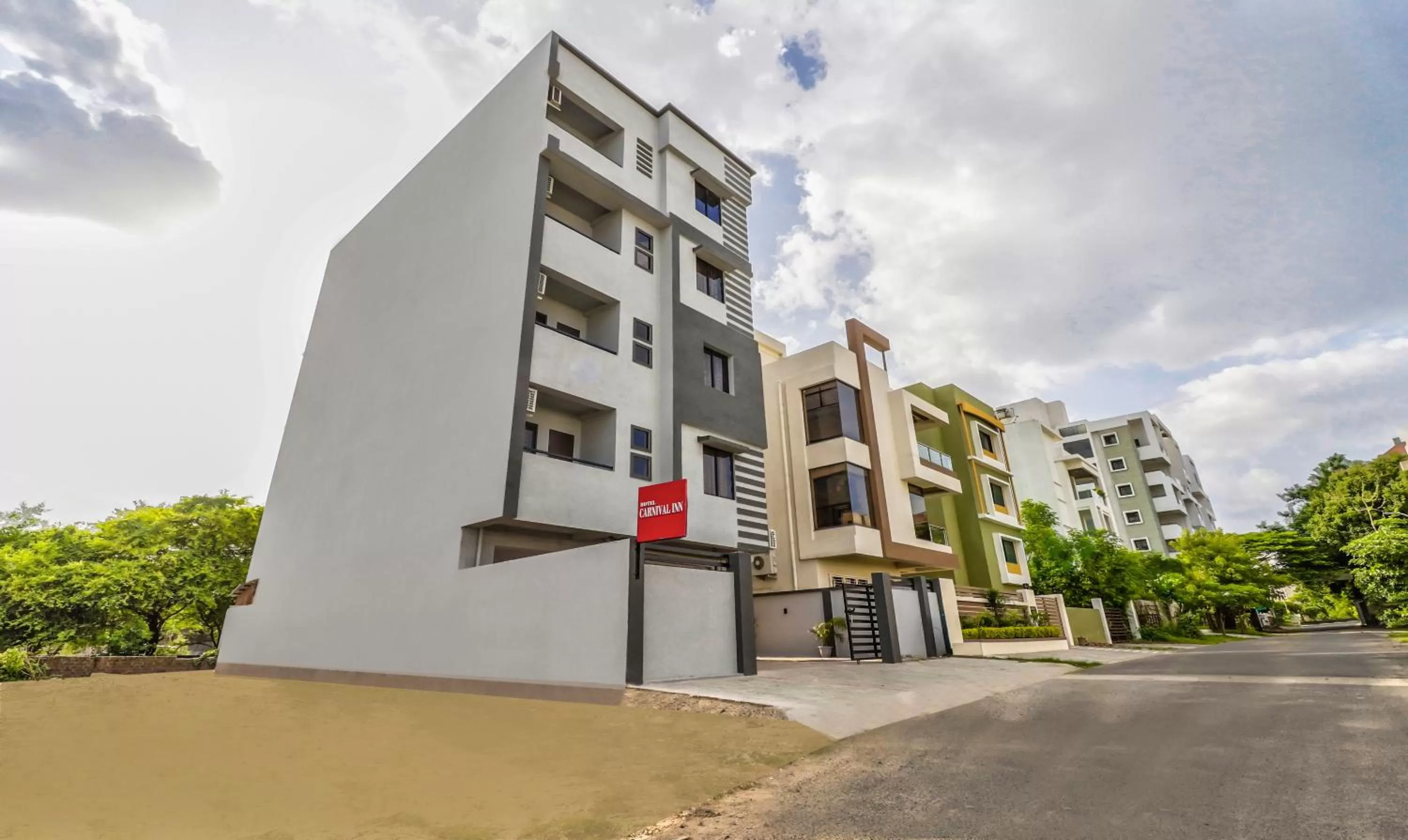 Property building in Itsy Hotels Carnival Inn