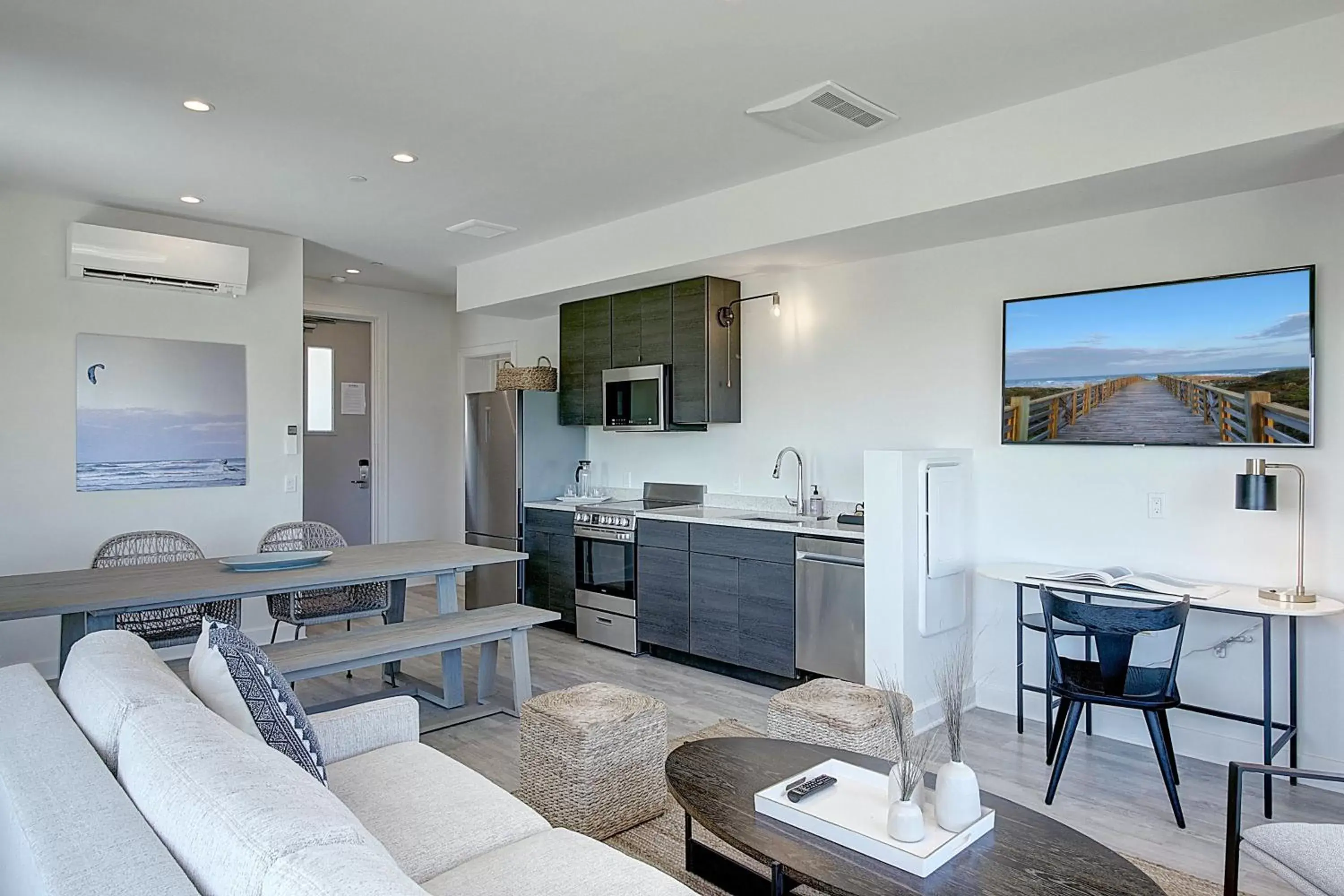 Living room, Kitchen/Kitchenette in Lively Beach