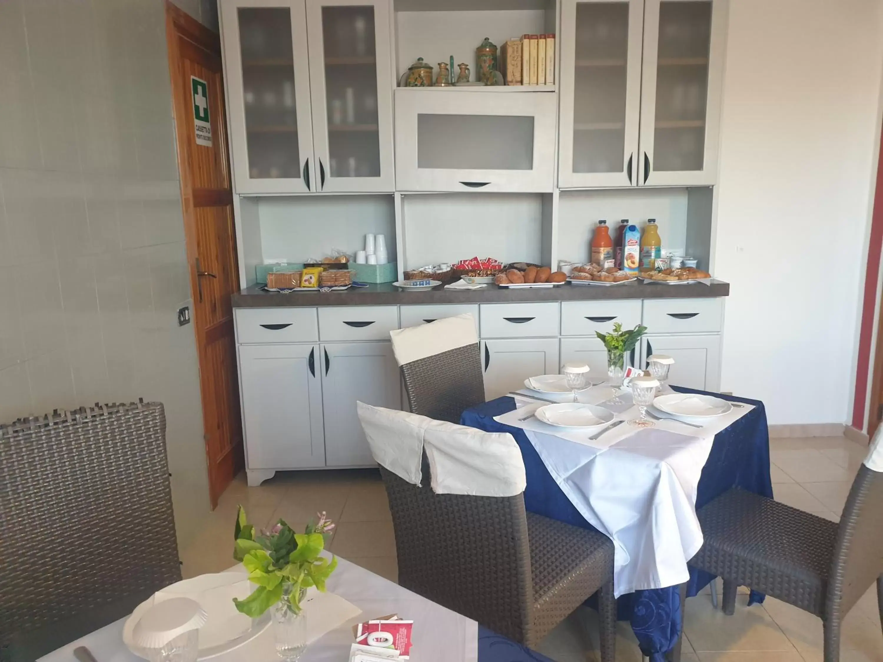 Dining area, Restaurant/Places to Eat in VILLA MARTA a due passi dalla clinica ortopedica Rizzoli e da Villa Santa Teresa