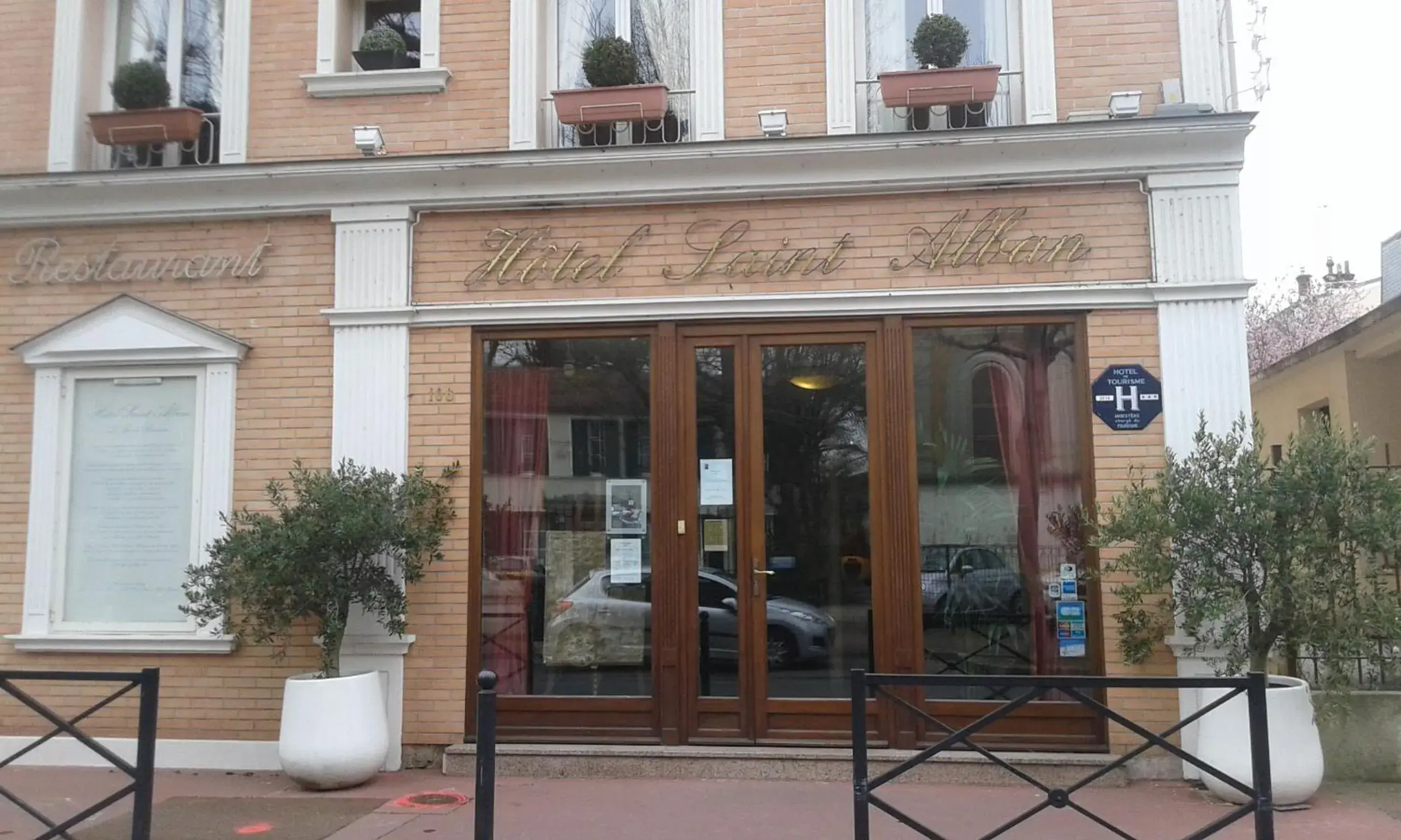 Facade/entrance in Hôtel Saint Alban