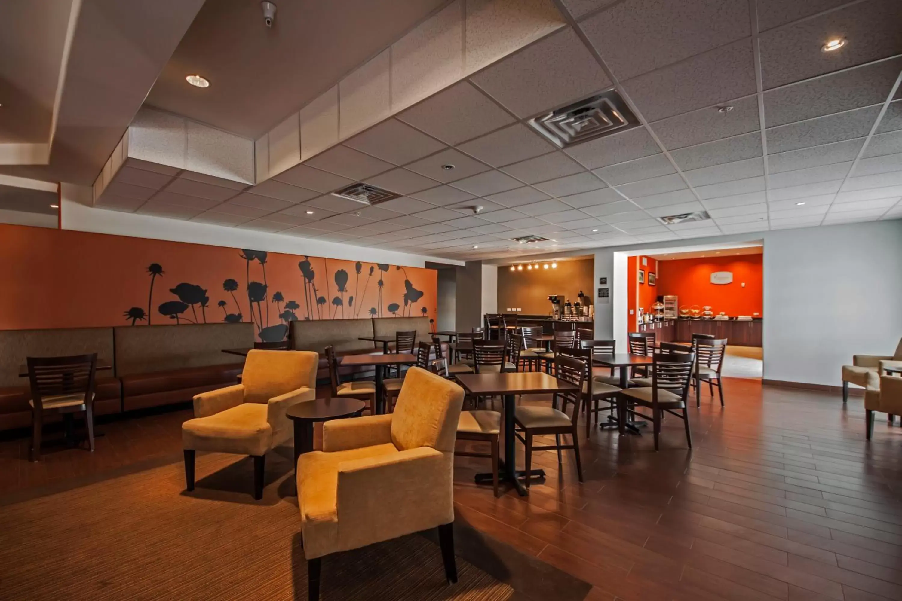 Communal lounge/ TV room, Restaurant/Places to Eat in Sleep Inn & Suites Hennessey North