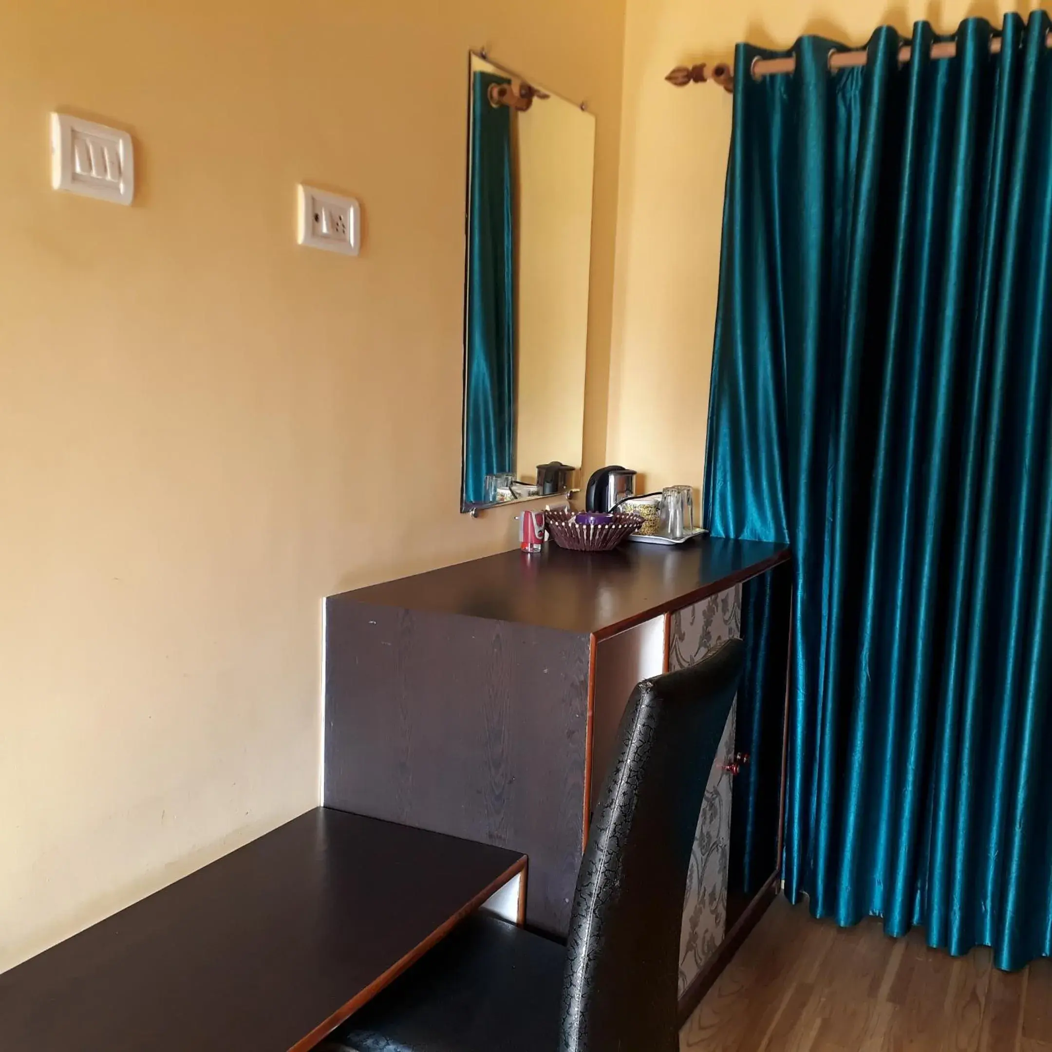 Coffee/tea facilities, TV/Entertainment Center in Tara Guest House