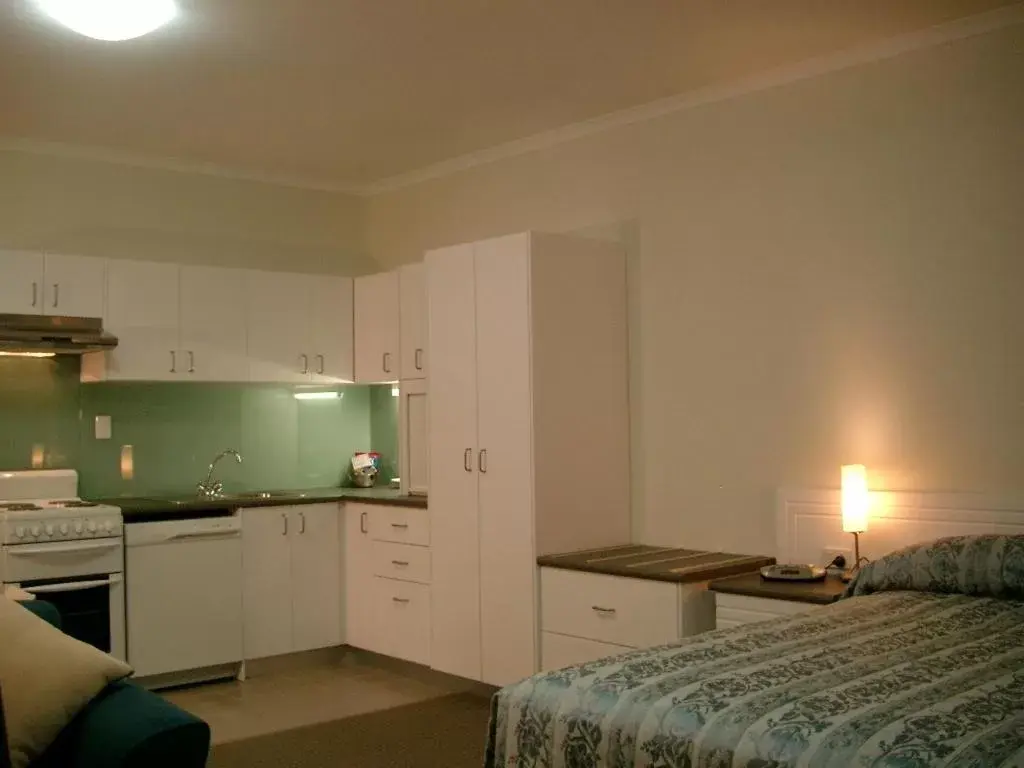 Kitchen or kitchenette, Kitchen/Kitchenette in McLaren Vale Motel & Apartments