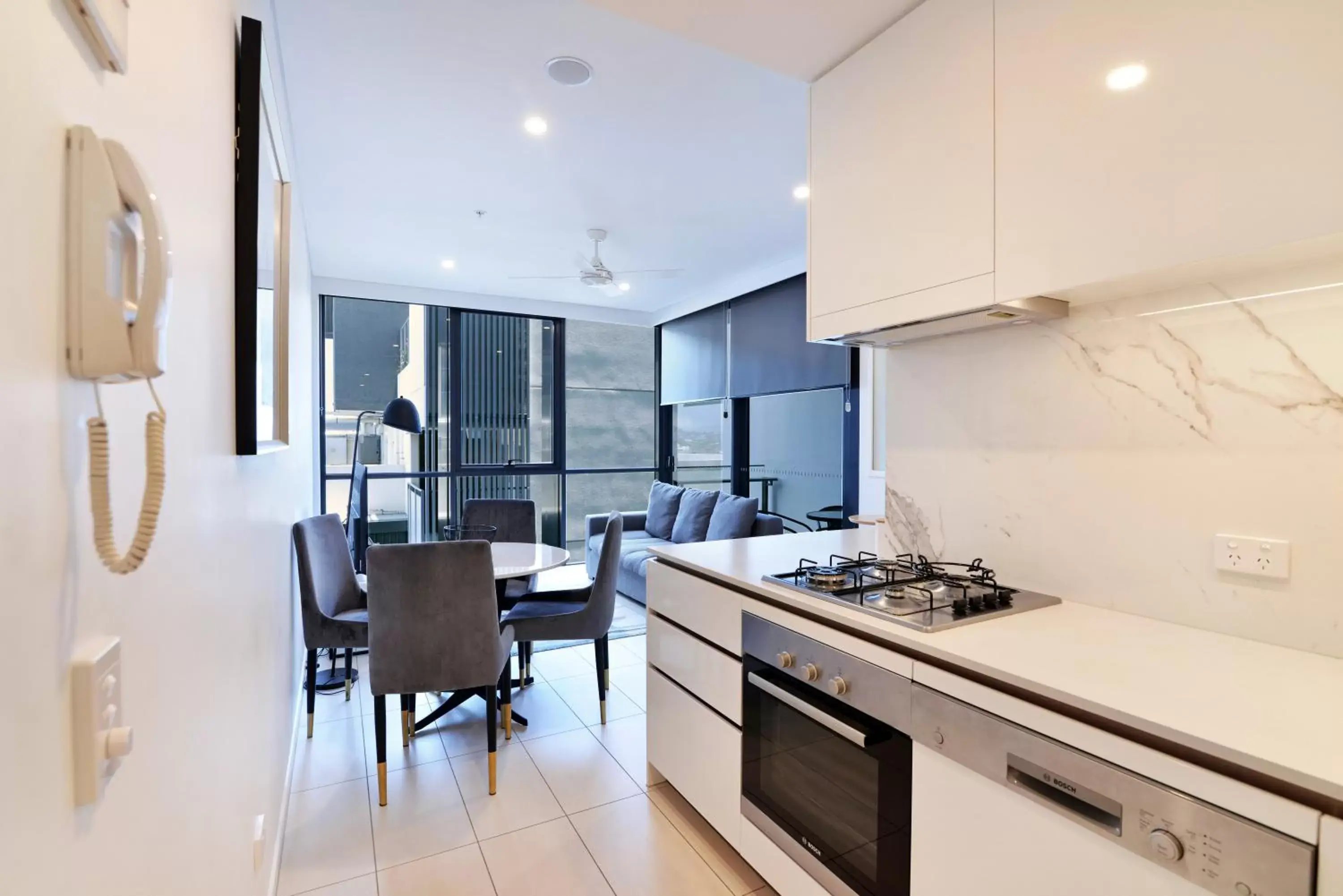 Kitchen or kitchenette, Kitchen/Kitchenette in Hope Street Apartments by CLLIX