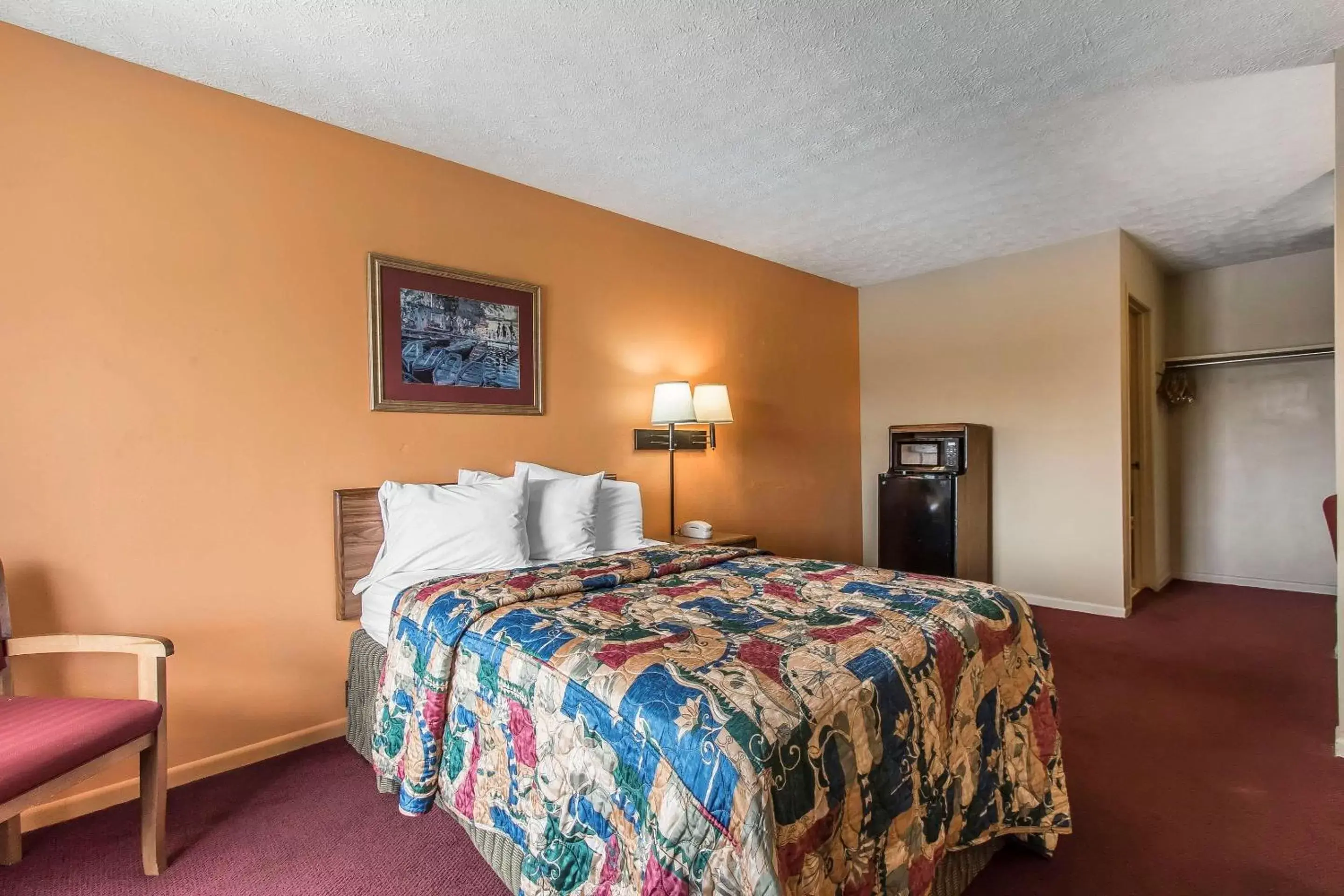Photo of the whole room, Bed in Rodeway Inn Jackson