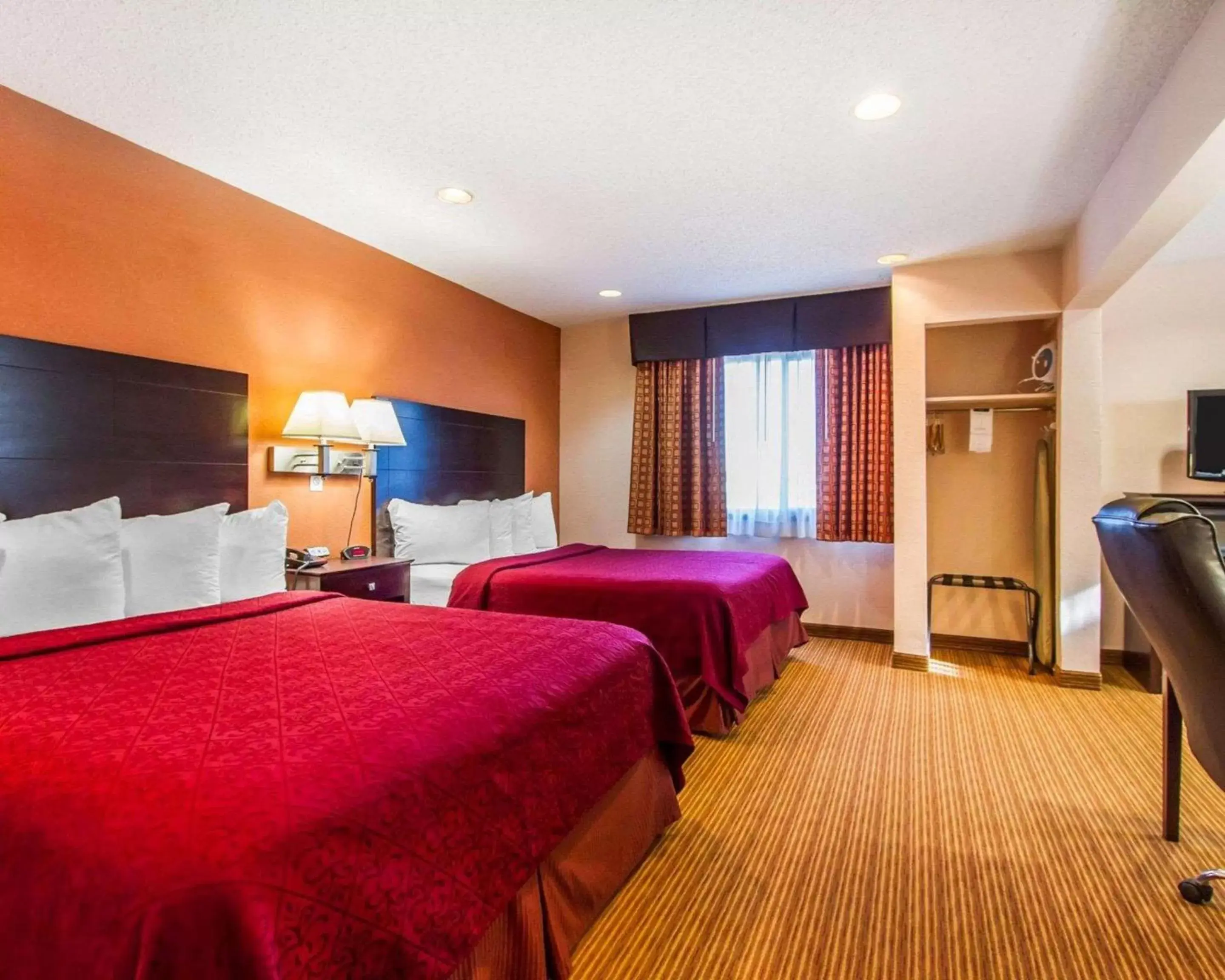 Photo of the whole room, Bed in Quality Inn & Suites Ottumwa