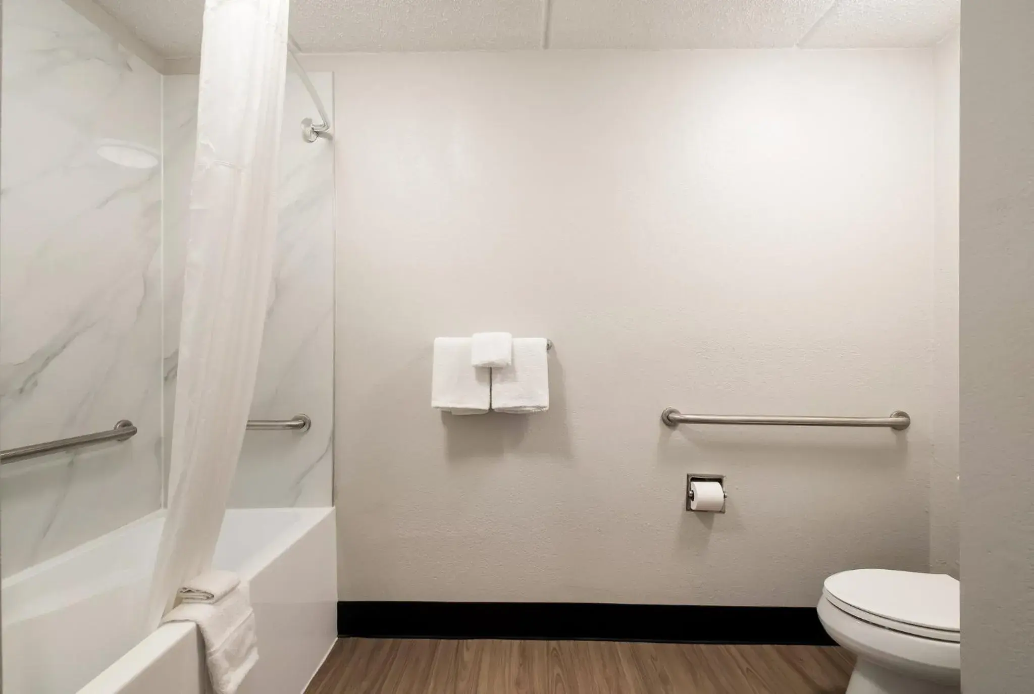 Bathroom in Red Roof Inn Chattanooga Airport