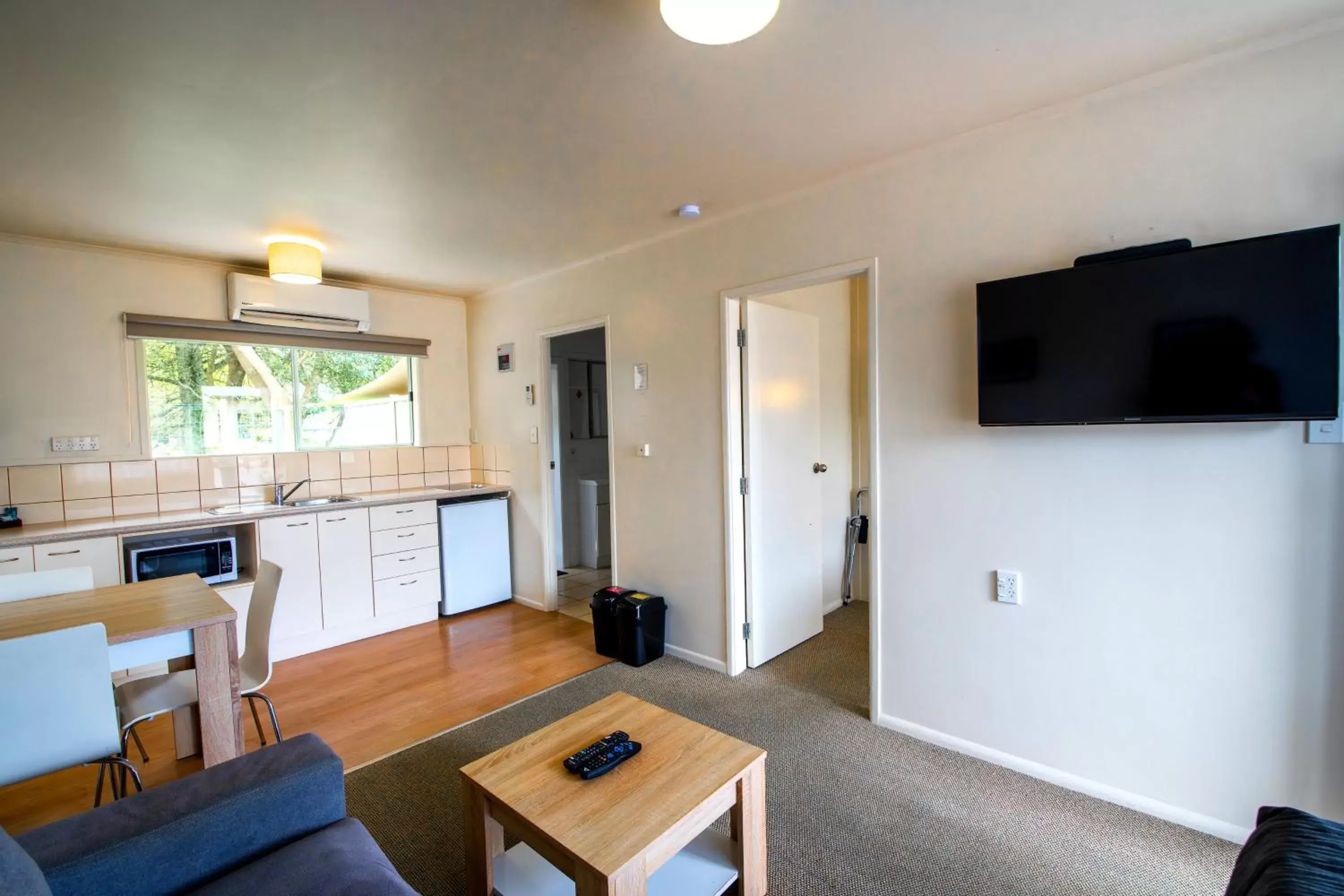 Kitchen or kitchenette, Seating Area in Best Western Braeside Rotorua