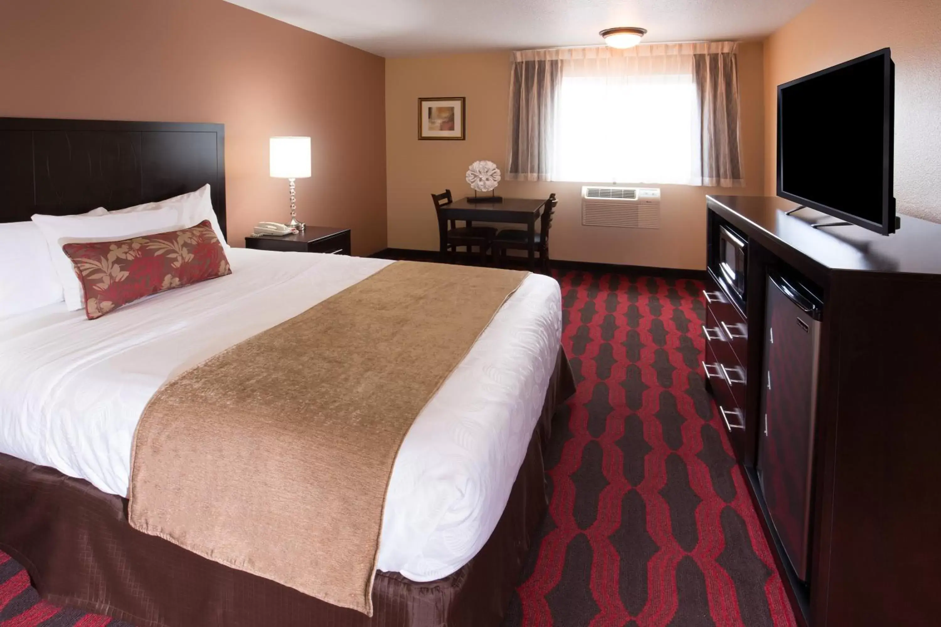 Photo of the whole room, Bed in Americas Best Value Inn & Suites-Forest Grove/Hillsboro