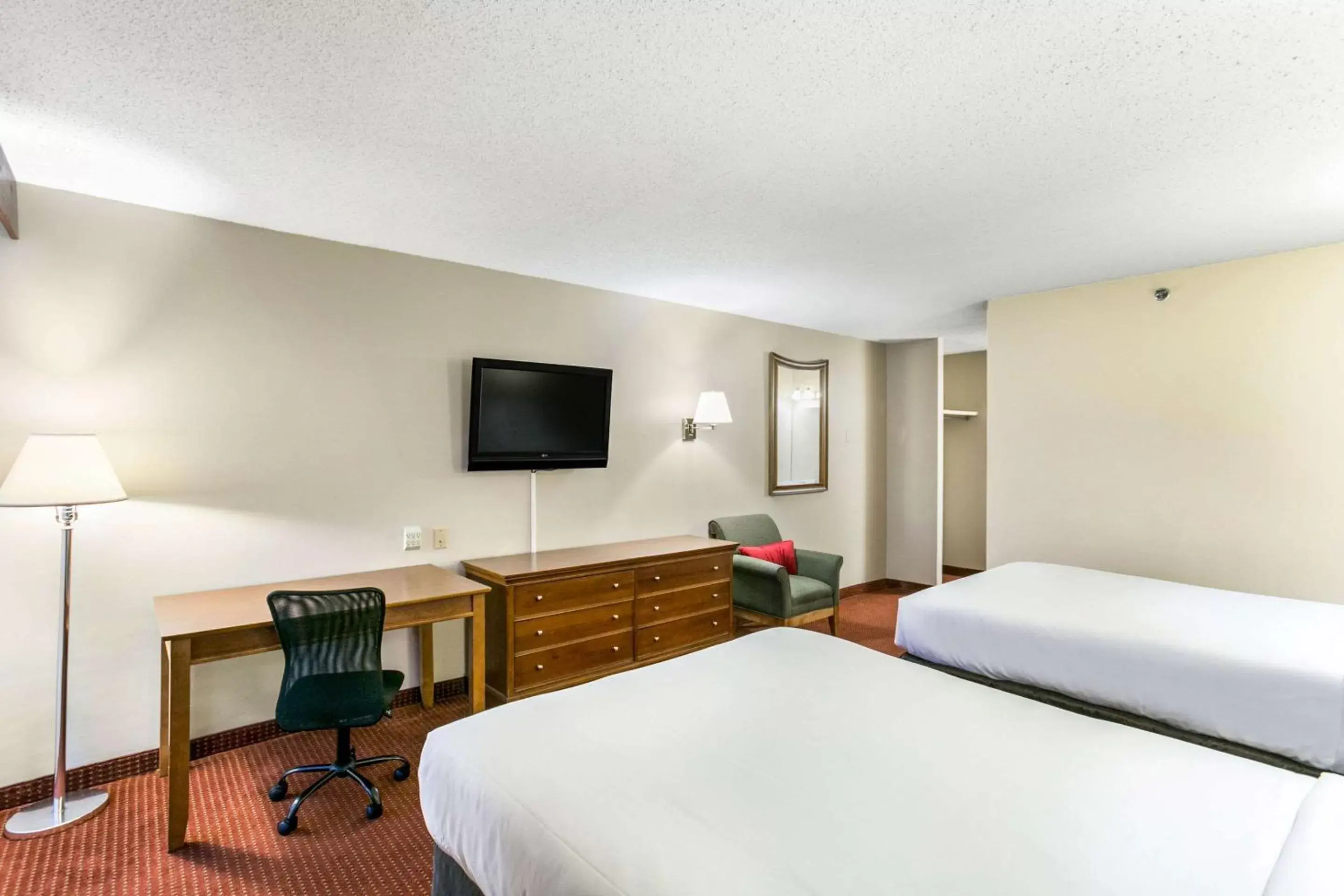 Photo of the whole room, Bed in Clarion Hotel BWI Airport Arundel Mills