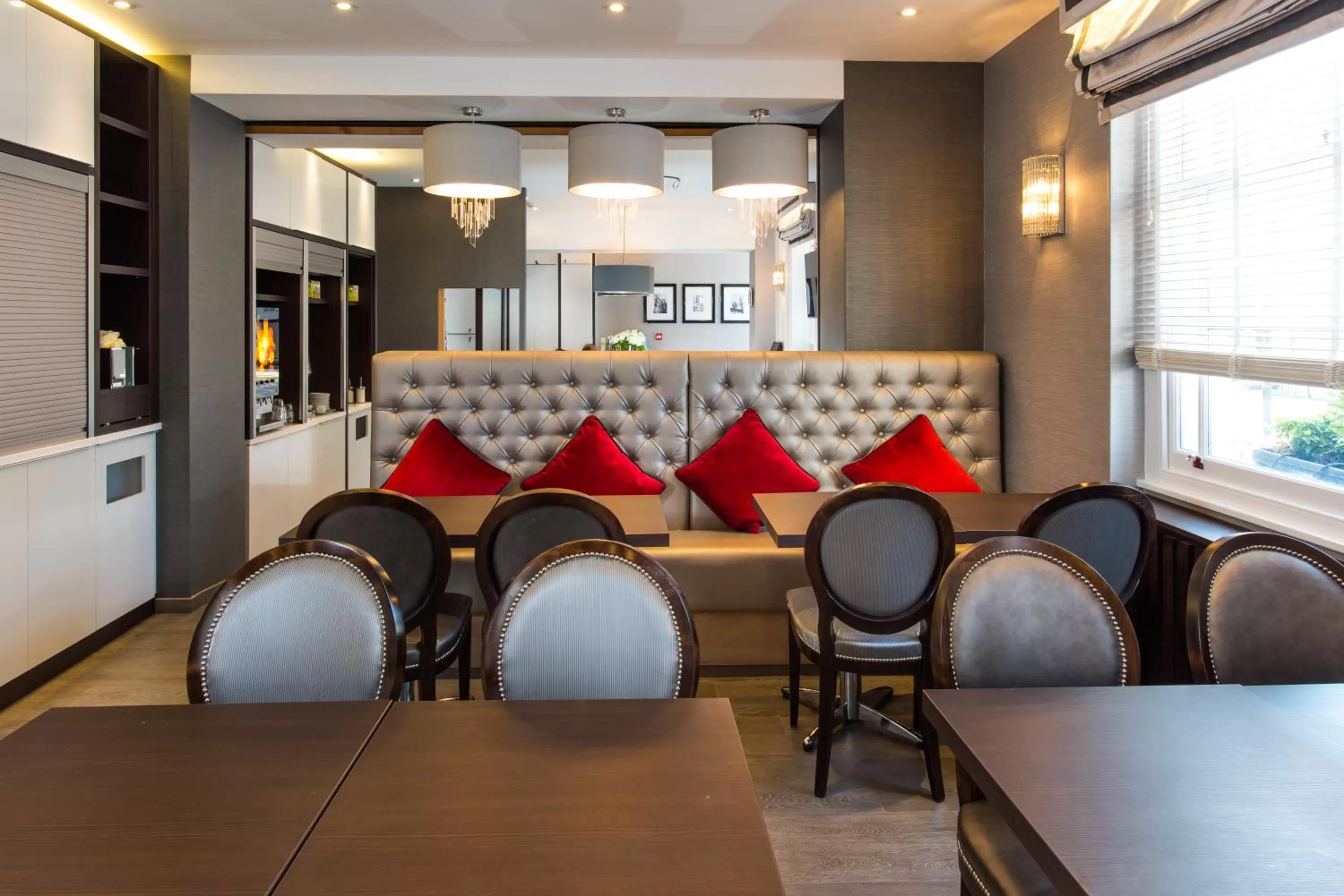 Communal lounge/ TV room in Best Western Buckingham Palace Rd