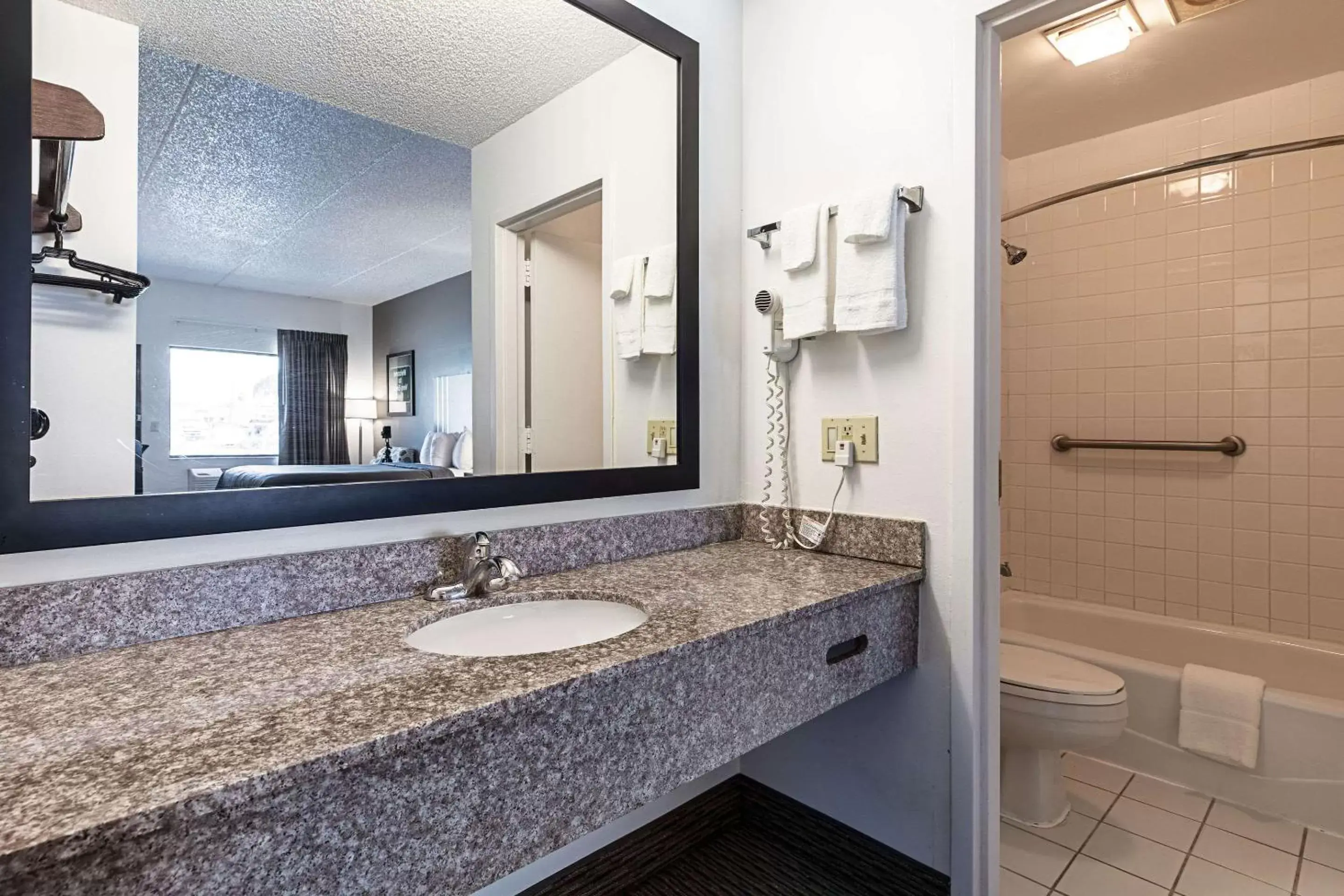 Bedroom, Bathroom in Econo Lodge Vero Beach - Downtown