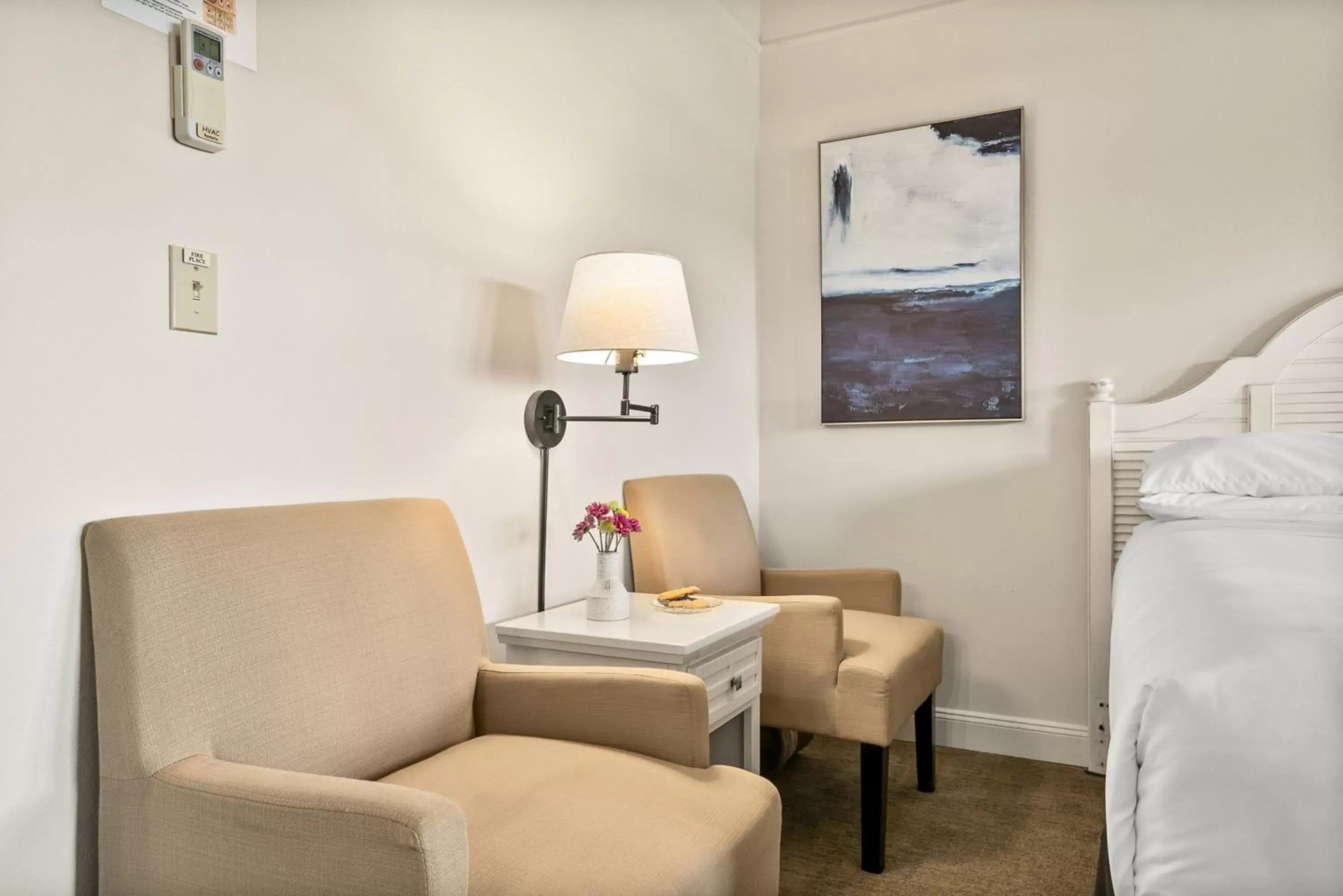 Seating Area in Saratoga Inn