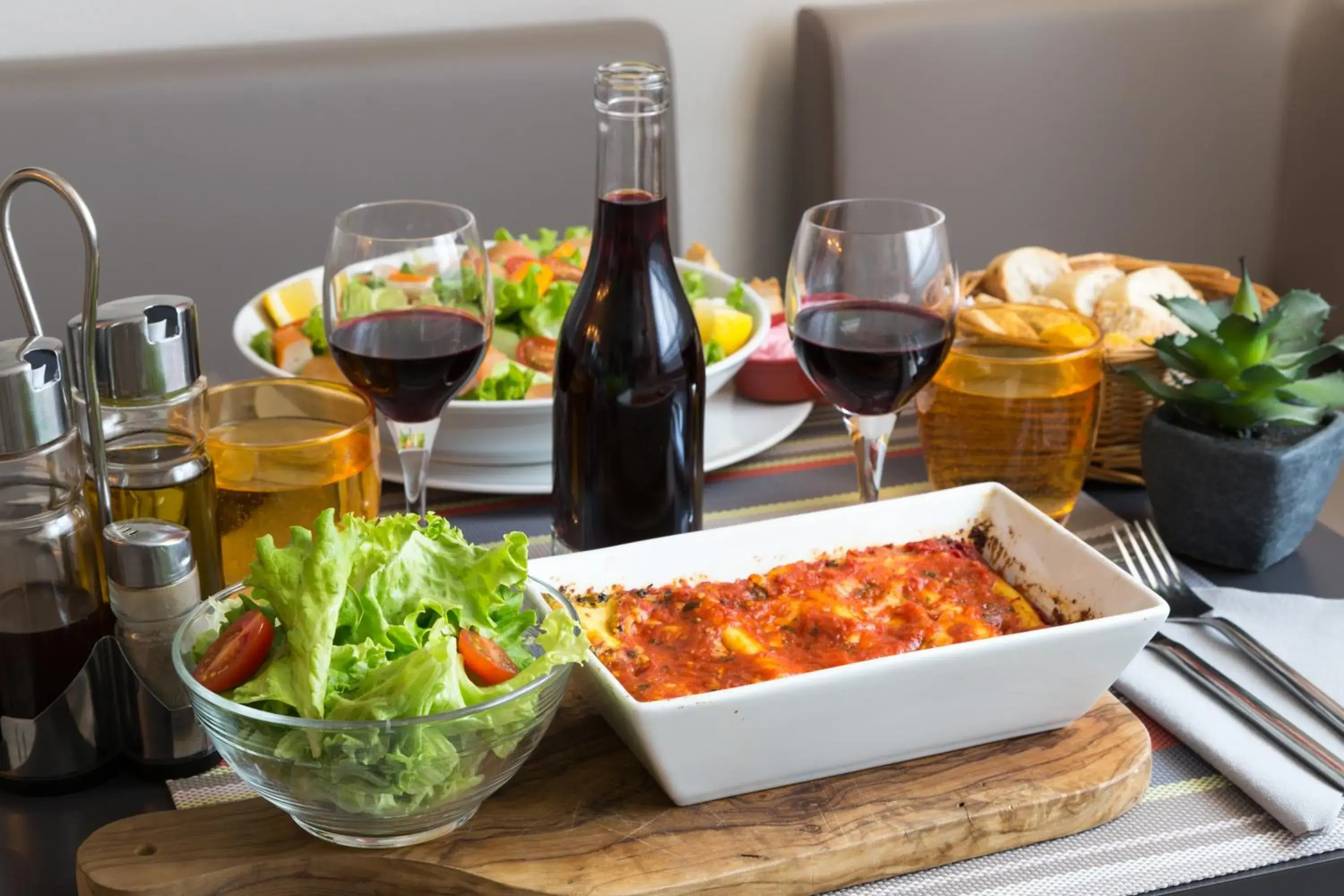 Lounge or bar in The Originals City, Hôtel Dau Ly, Lyon Est Lounge or bar in The Originals City, Hôtel Dau Ly, Lyon Est