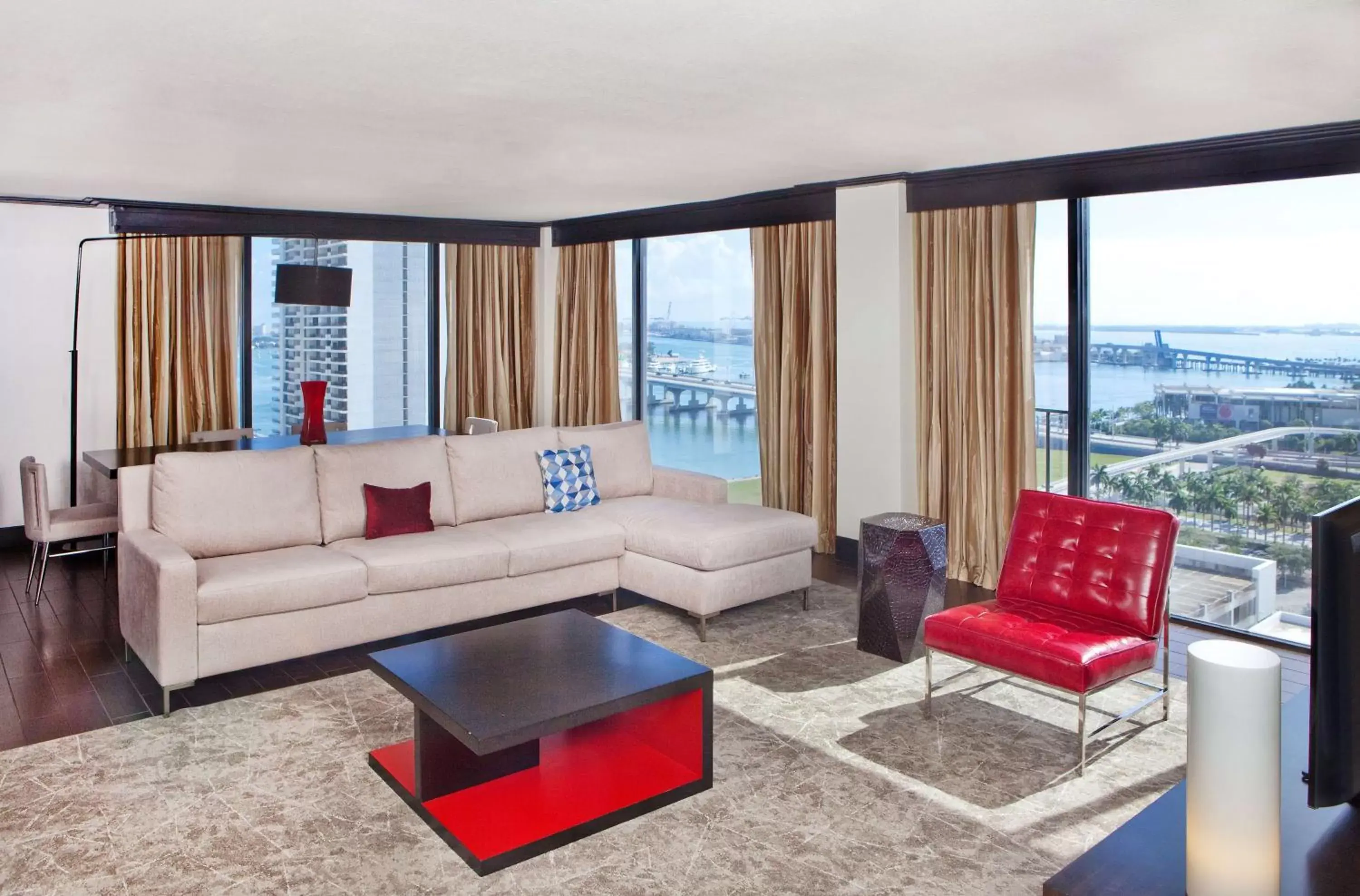 Living room, Seating Area in Hilton Miami Downtown
