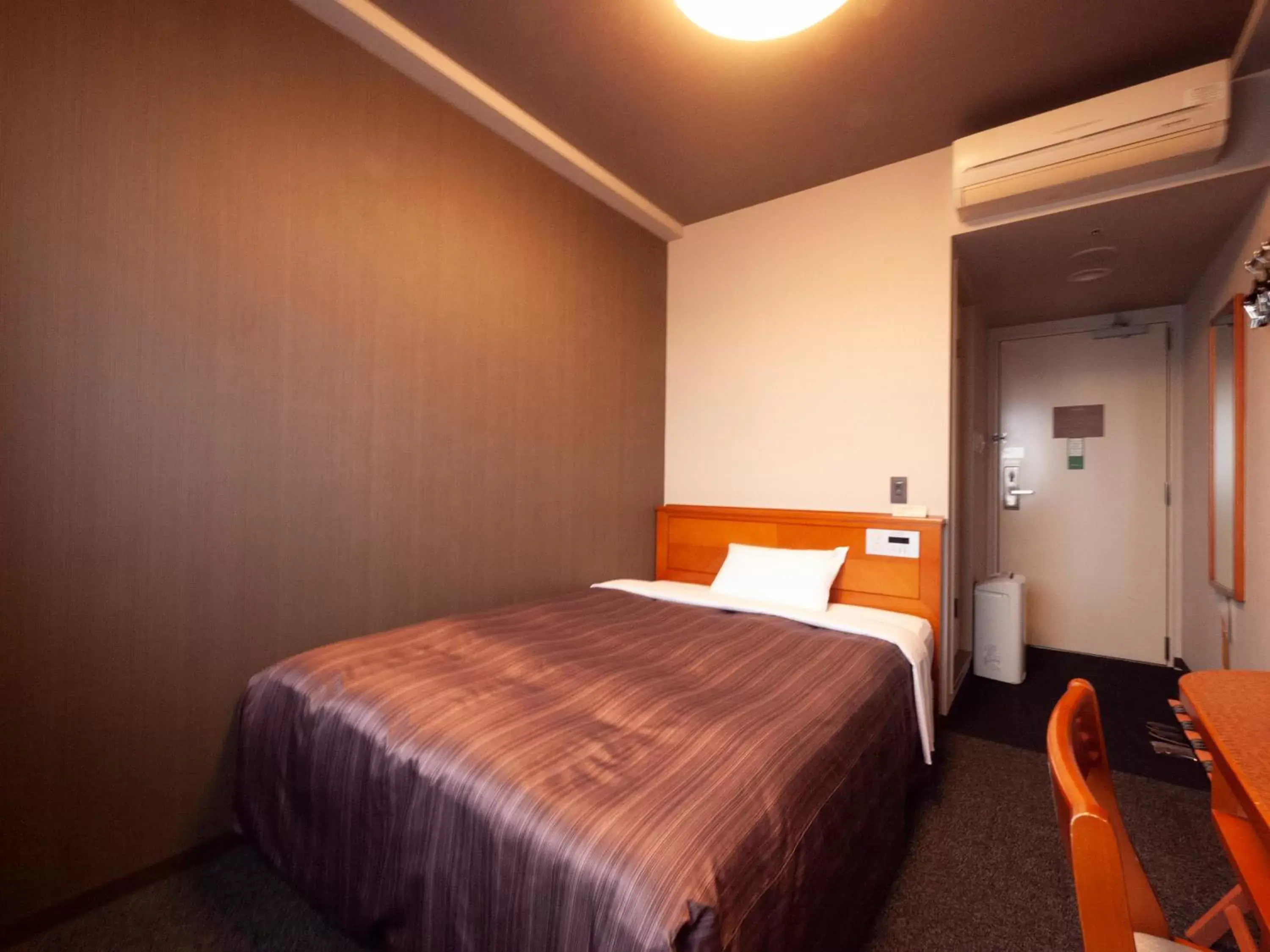 Bed in Hotel Route-Inn Kanazawa Ekimae