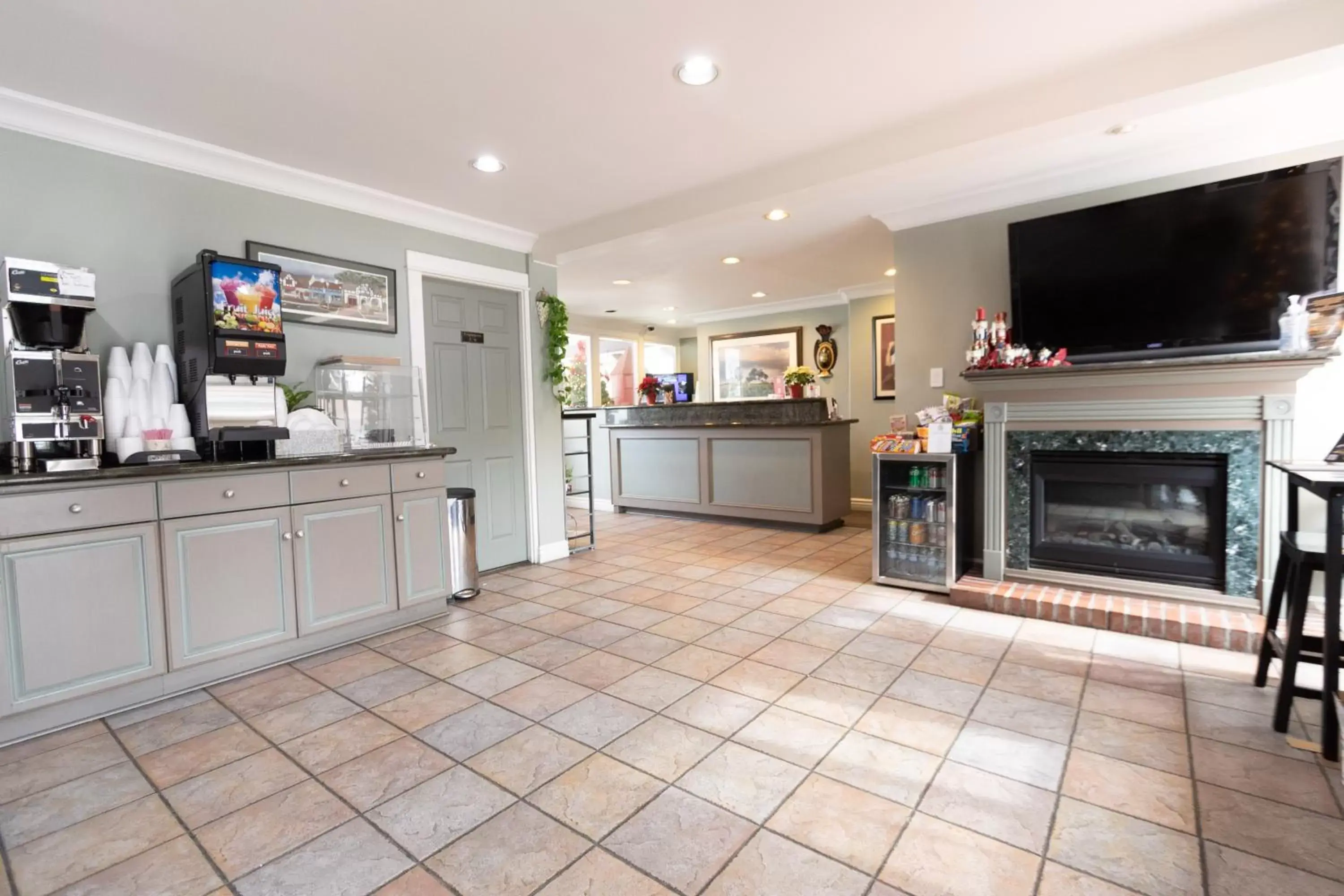 Lobby or reception, Kitchen/Kitchenette in King Frederik Inn