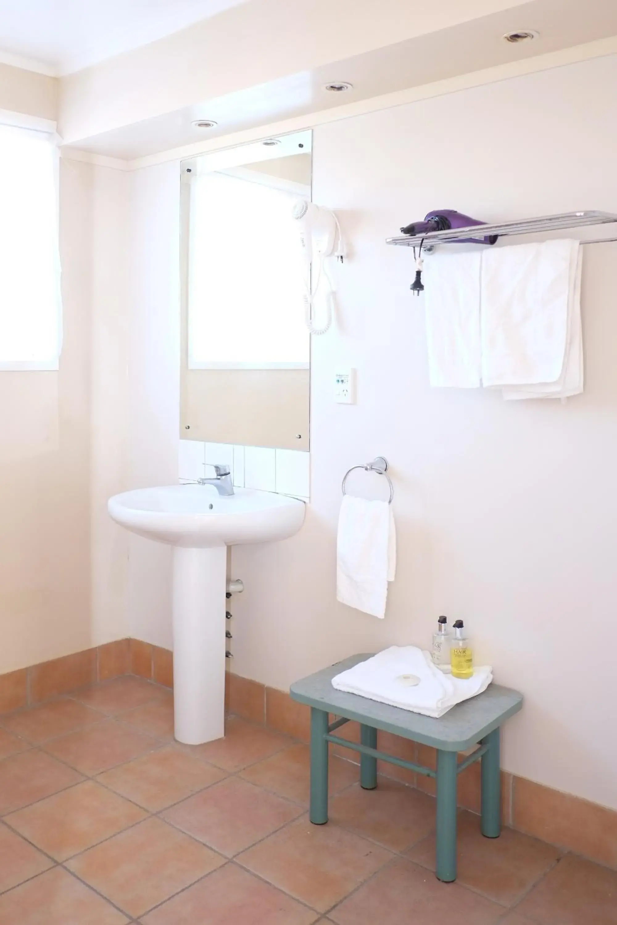 Bathroom in Gateway International Motel