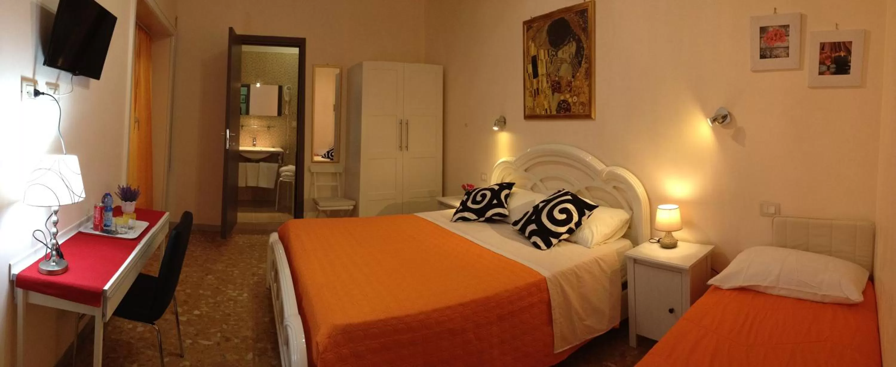 Photo of the whole room, Bed in Vatican Golden Rooms