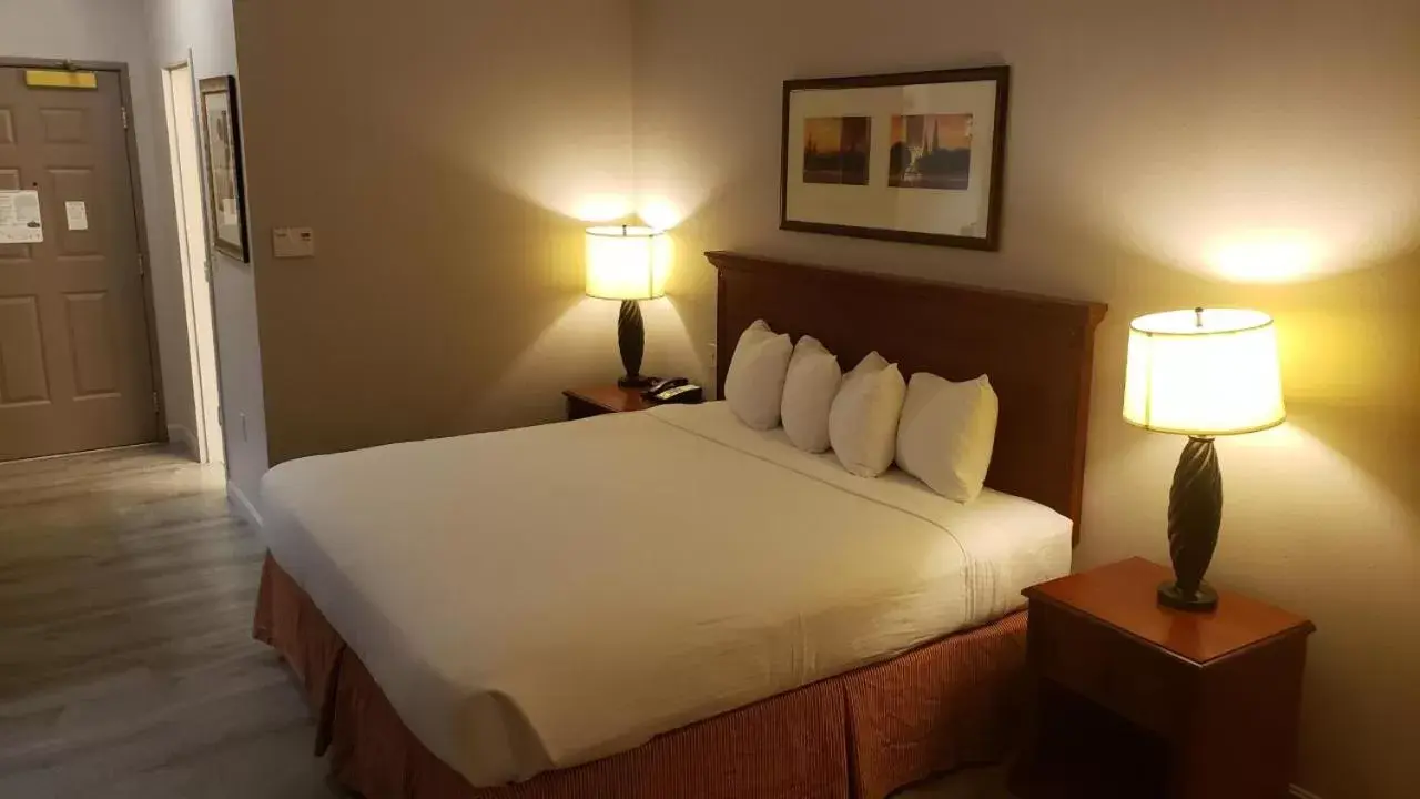 Bed in Country Inn & Suites by Radisson, Manchester Airport, NH