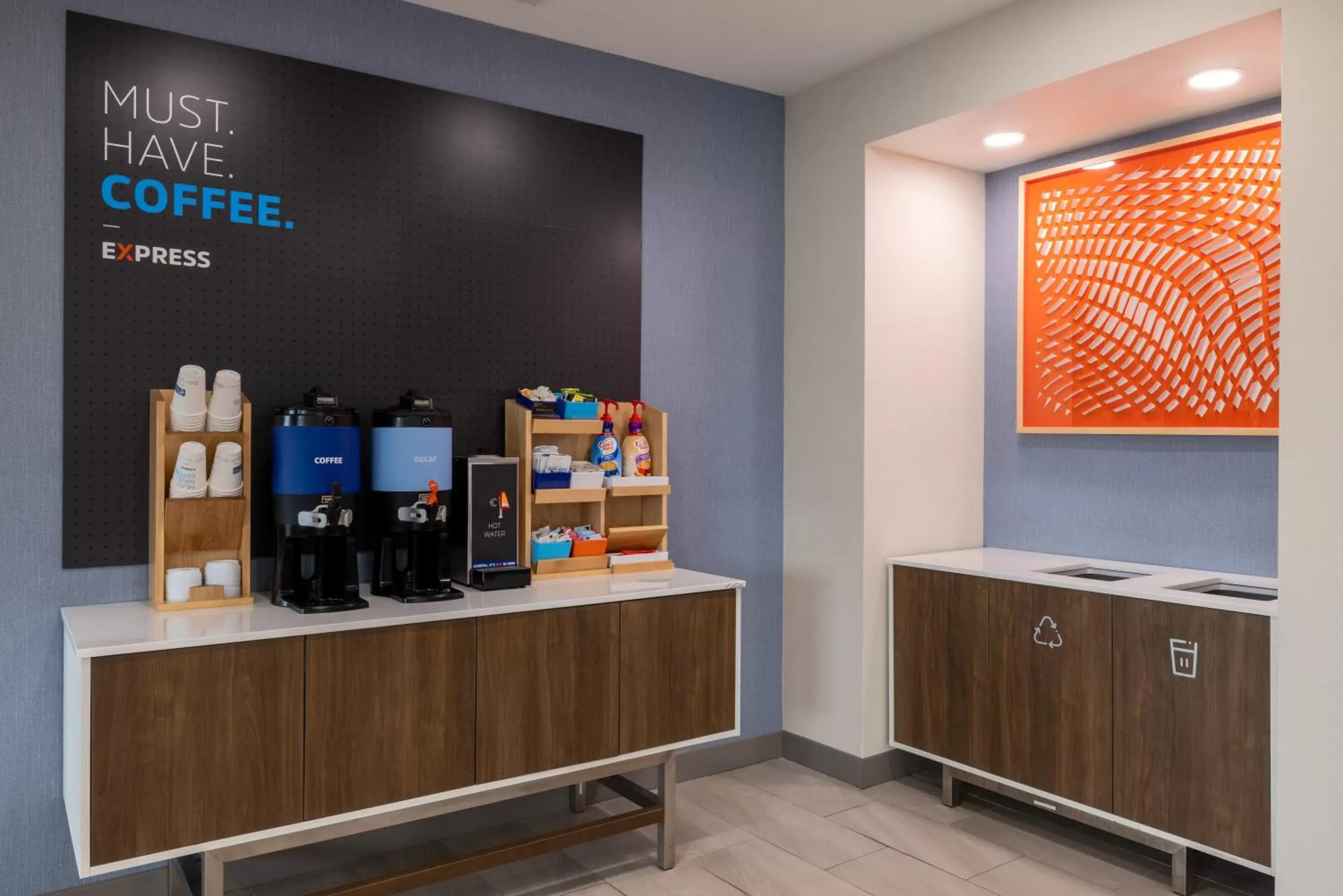 Coffee/tea facilities, Kitchen/Kitchenette in Holiday Inn Express Rochester South - Mayo Area, an IHG Hotel
