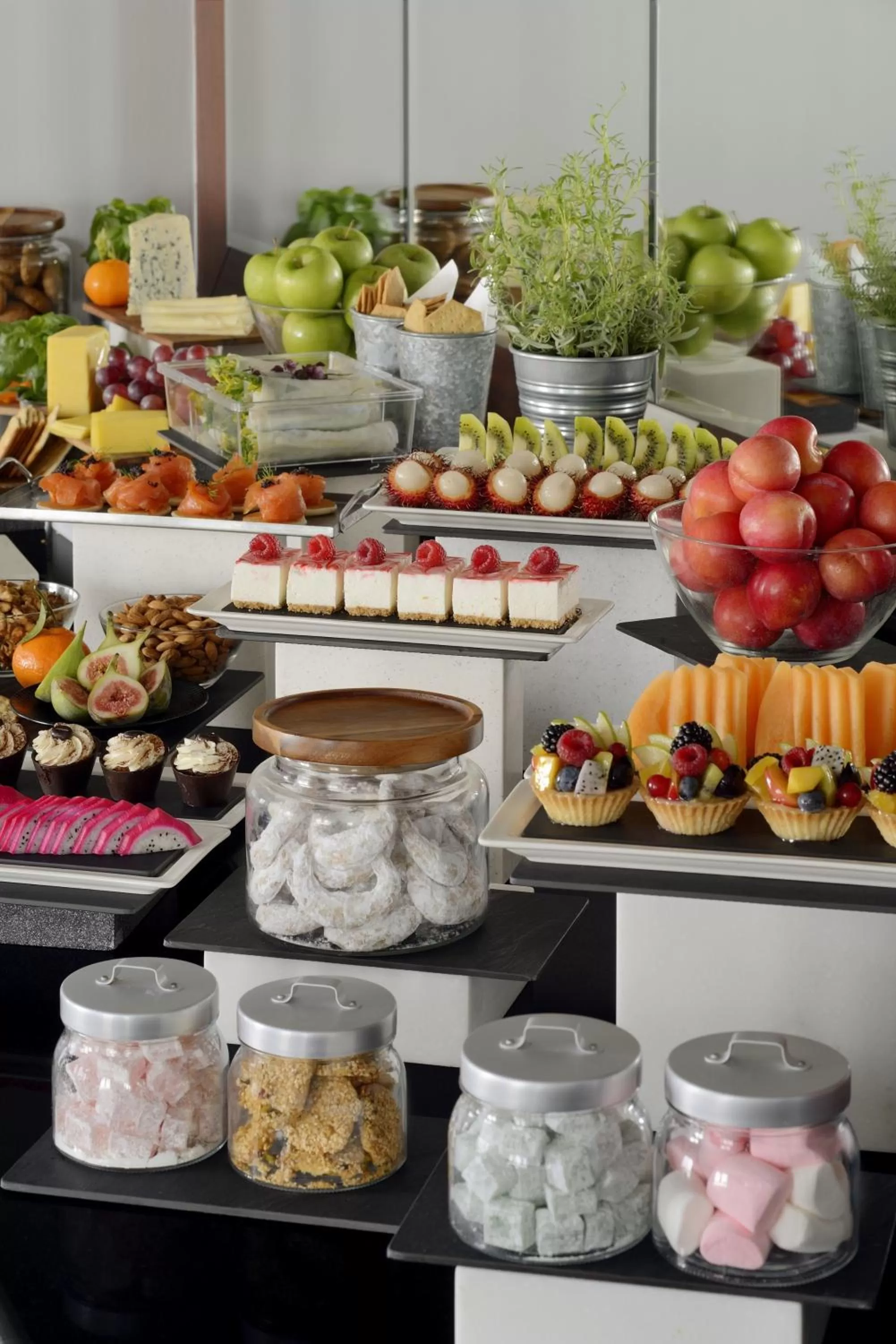 Restaurant/places to eat in Mövenpick Hotel & Apartments Bur Dubai