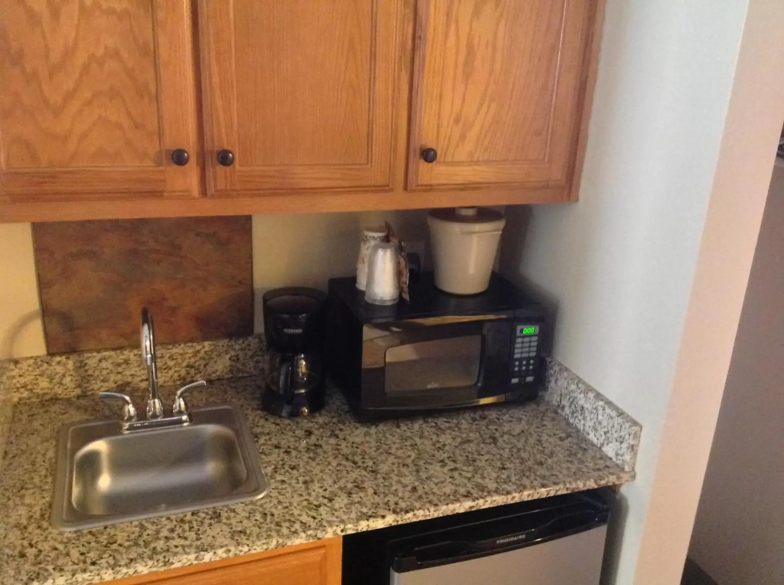 Kitchen or kitchenette, Coffee/Tea Facilities in Qualla Cabins and Motel Cherokee near Casino