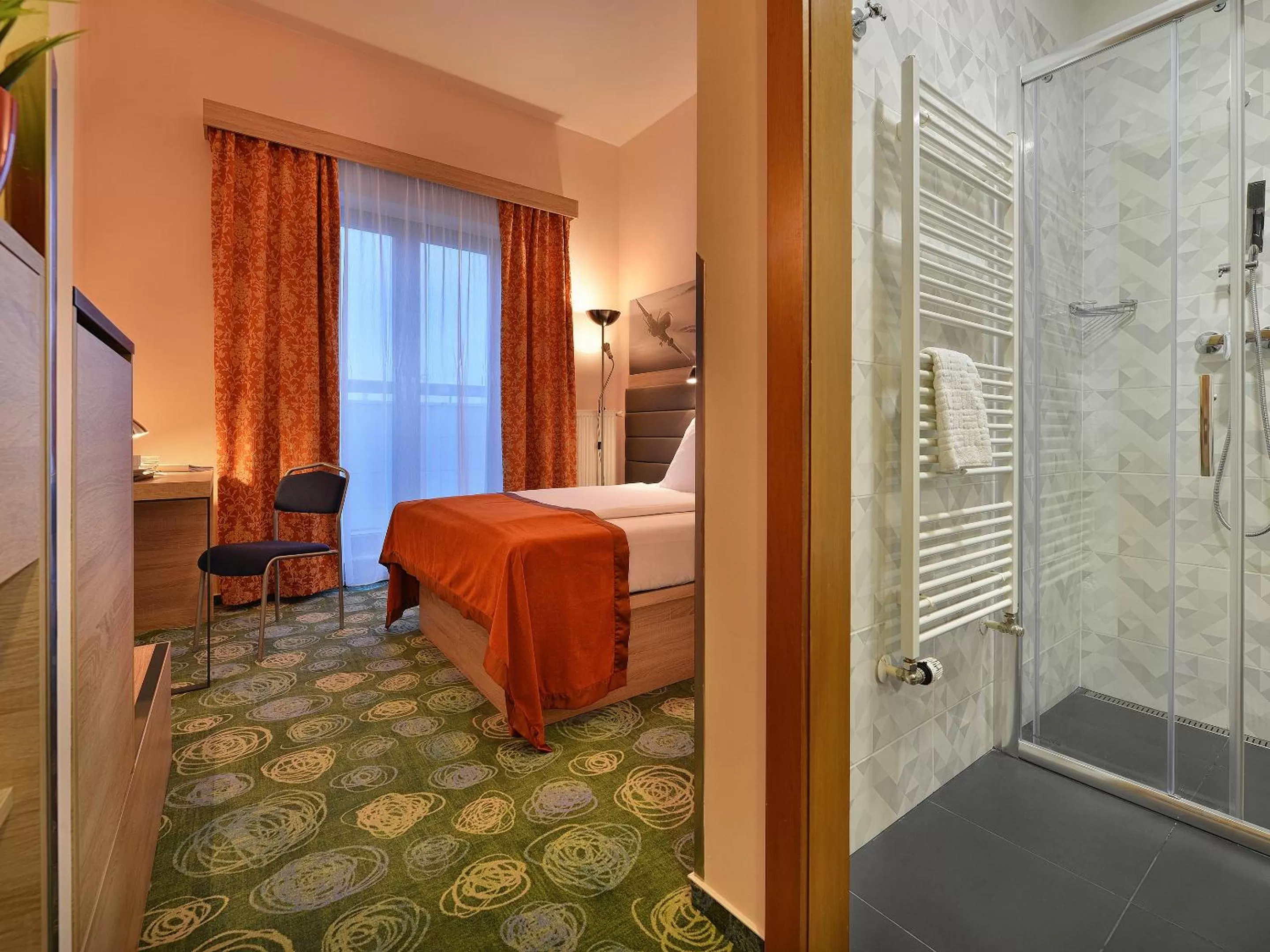 Shower, Bed in Ramada Airport Hotel Prague