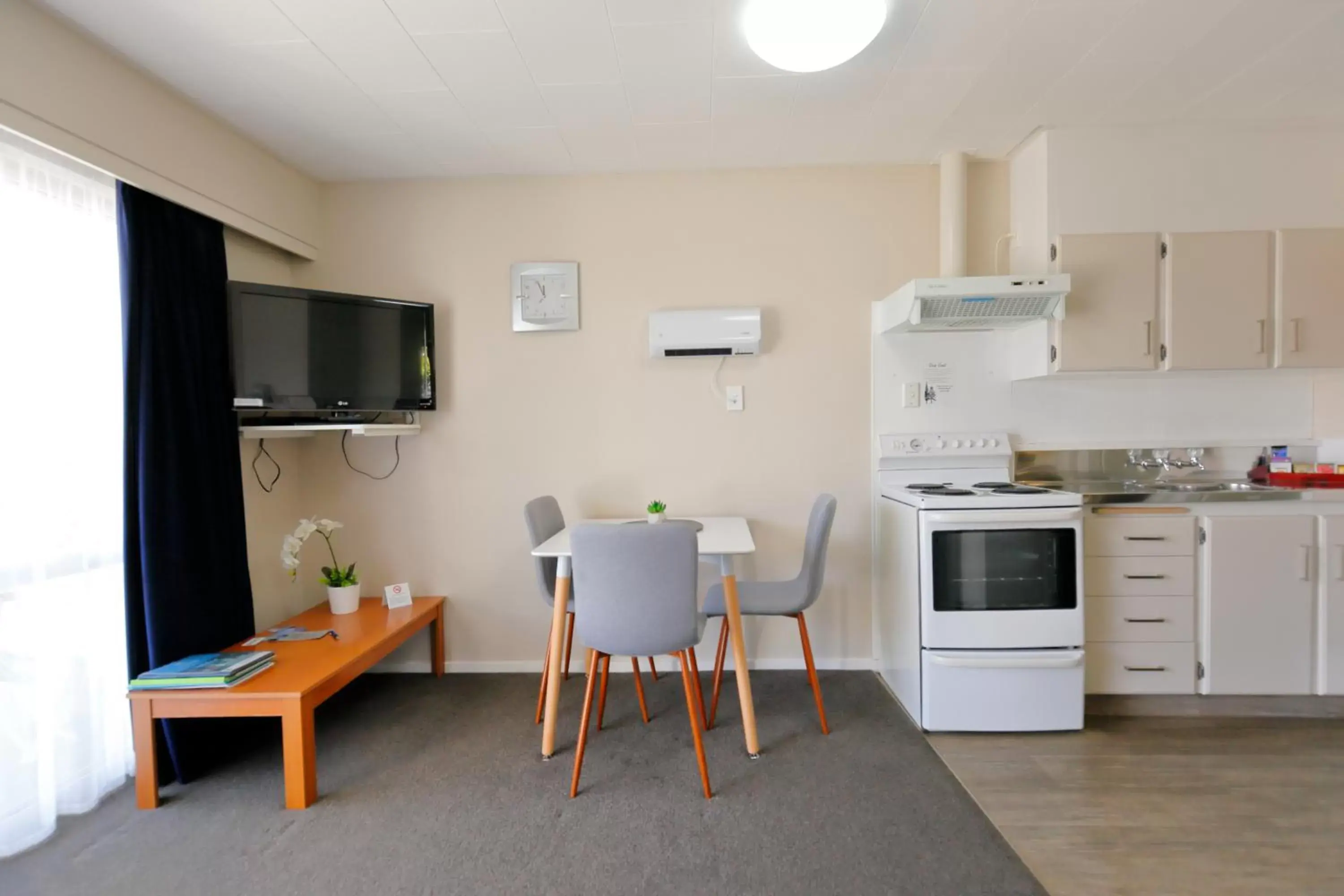 Kitchen or kitchenette, Kitchen/Kitchenette in Aden Motel