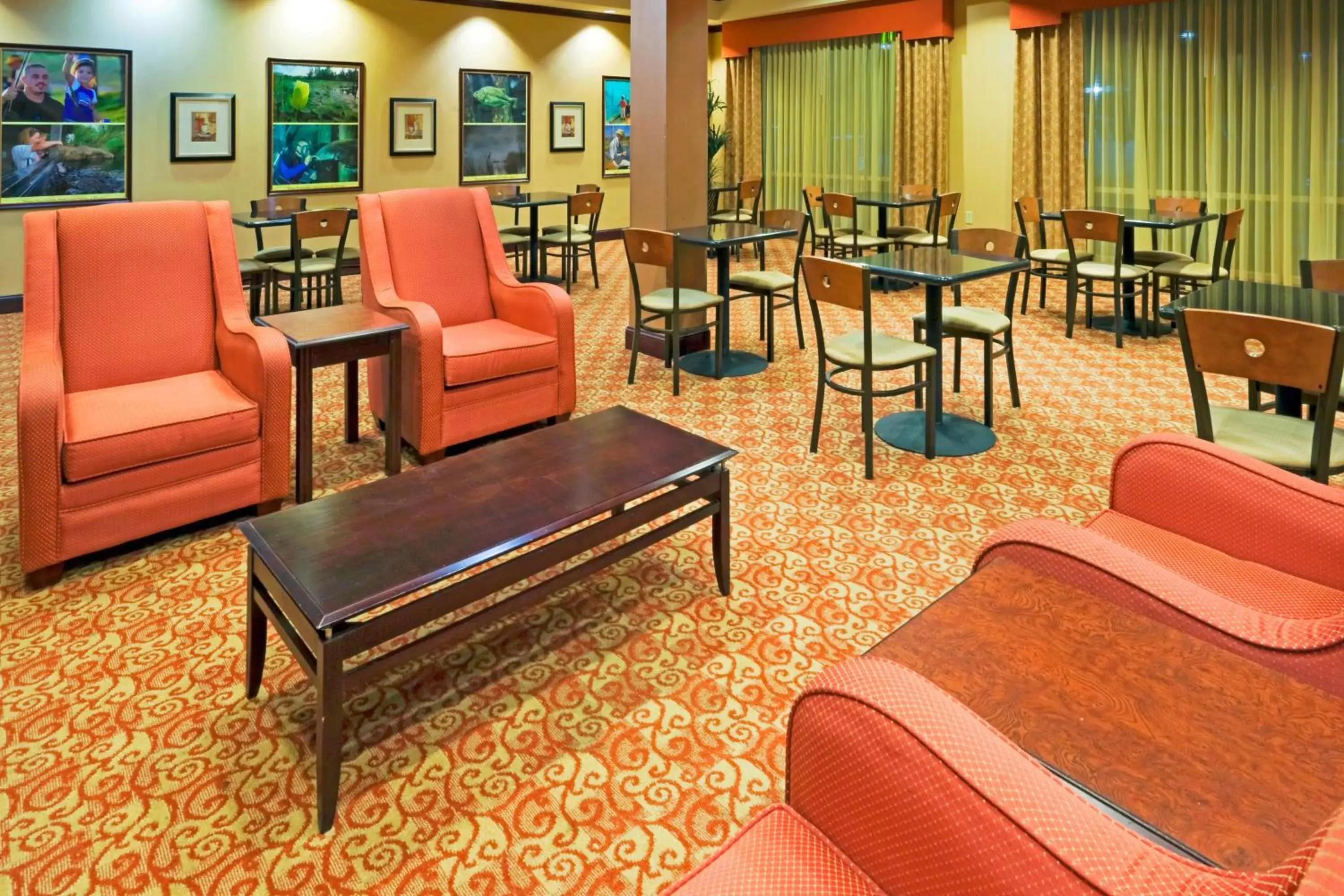 Breakfast, Seating Area in Holiday Inn Express Hotel and Suites Athens, an IHG Hotel