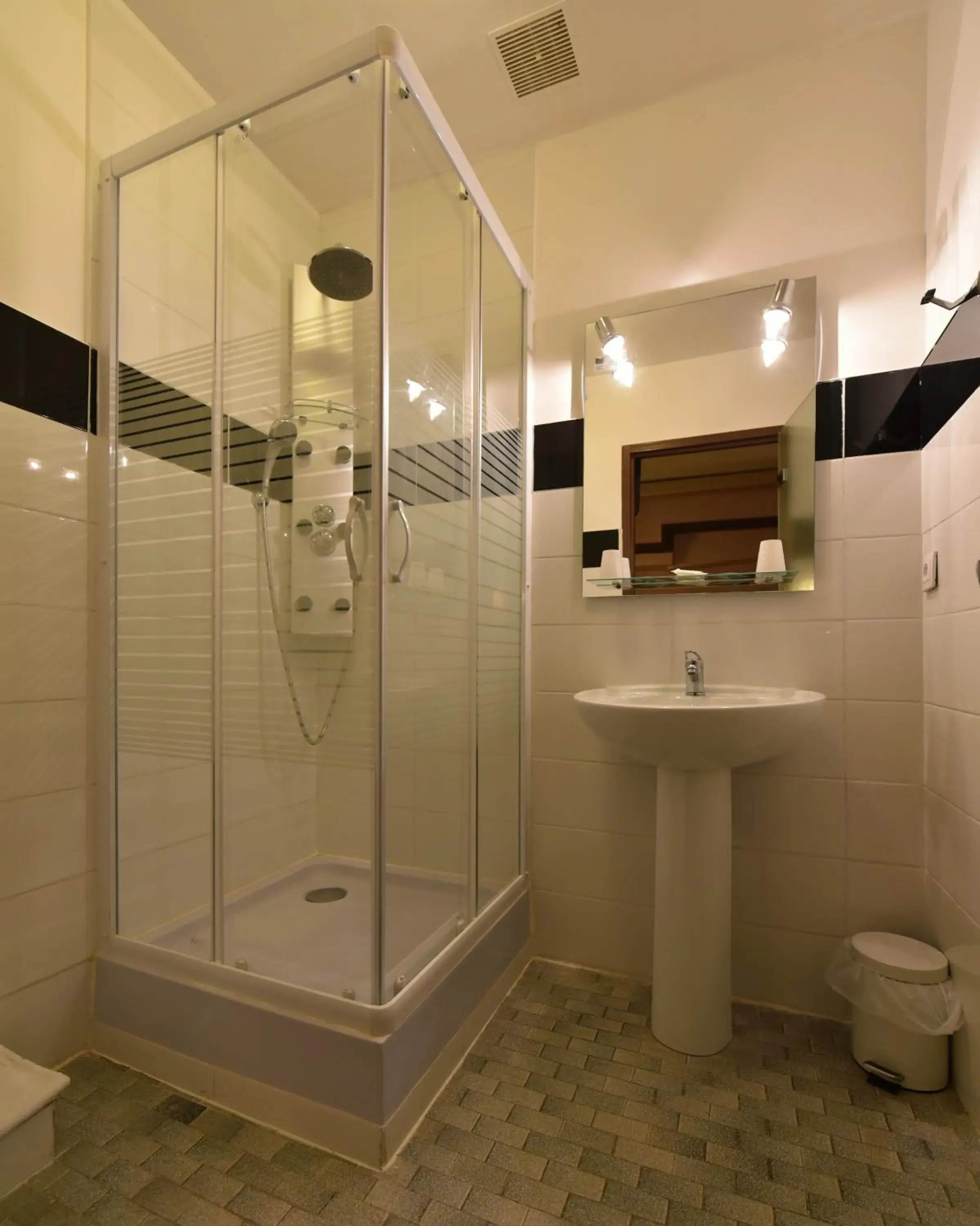 Bathroom in Logis Hôtel Saint Jacques