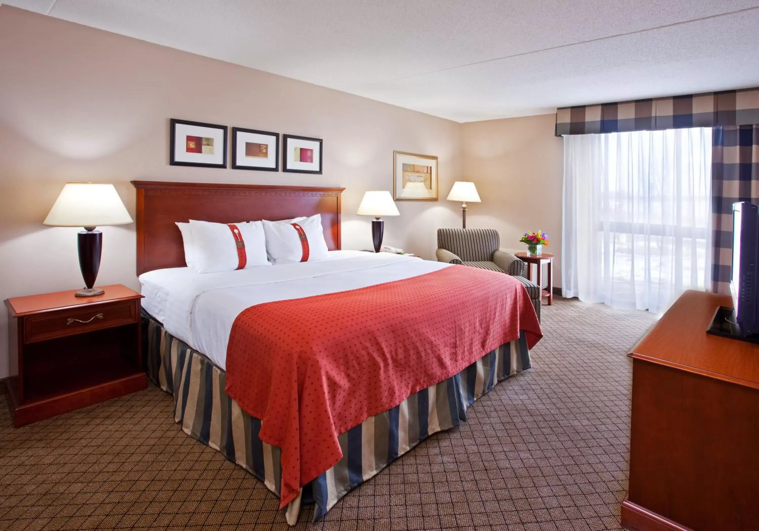 Photo of the whole room, Bed in Holiday Inn Cincinnati-Eastgate, an IHG Hotel